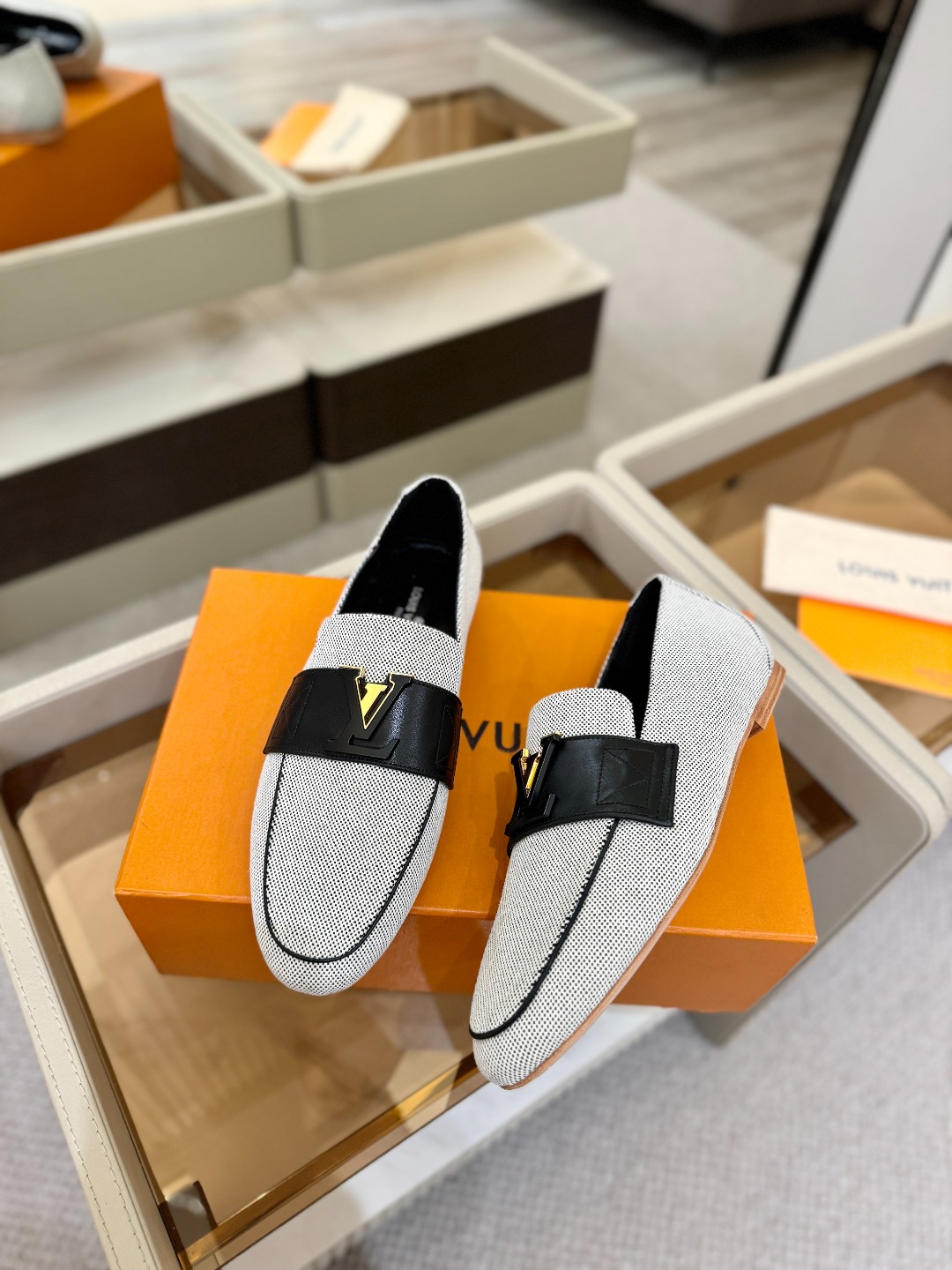 L✔️ 家专柜走秀款、实体系列同步更新、完美楦型+电镀扣子、整只鞋面工艺比较复杂、平底设计舒适、走路不累