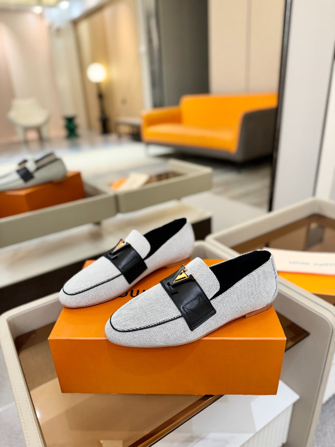 L✔️ 家专柜走秀款、实体系列同步更新、完美楦型+电镀扣子、整只鞋面工艺比较复杂、平底设计舒适、走路不累