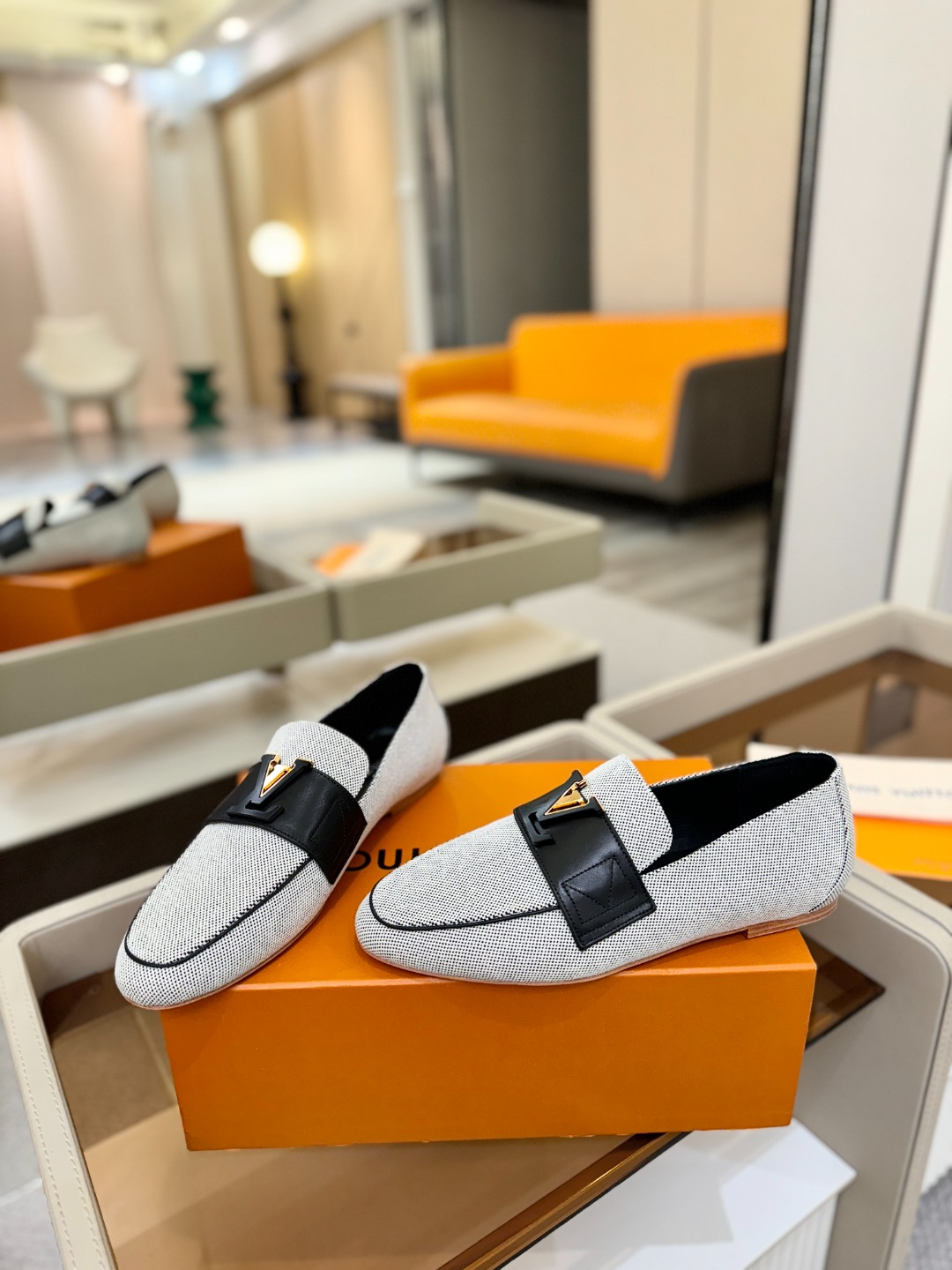 L✔️ 家专柜走秀款、实体系列同步更新、完美楦型+电镀扣子、整只鞋面工艺比较复杂、平底设计舒适、走路不累