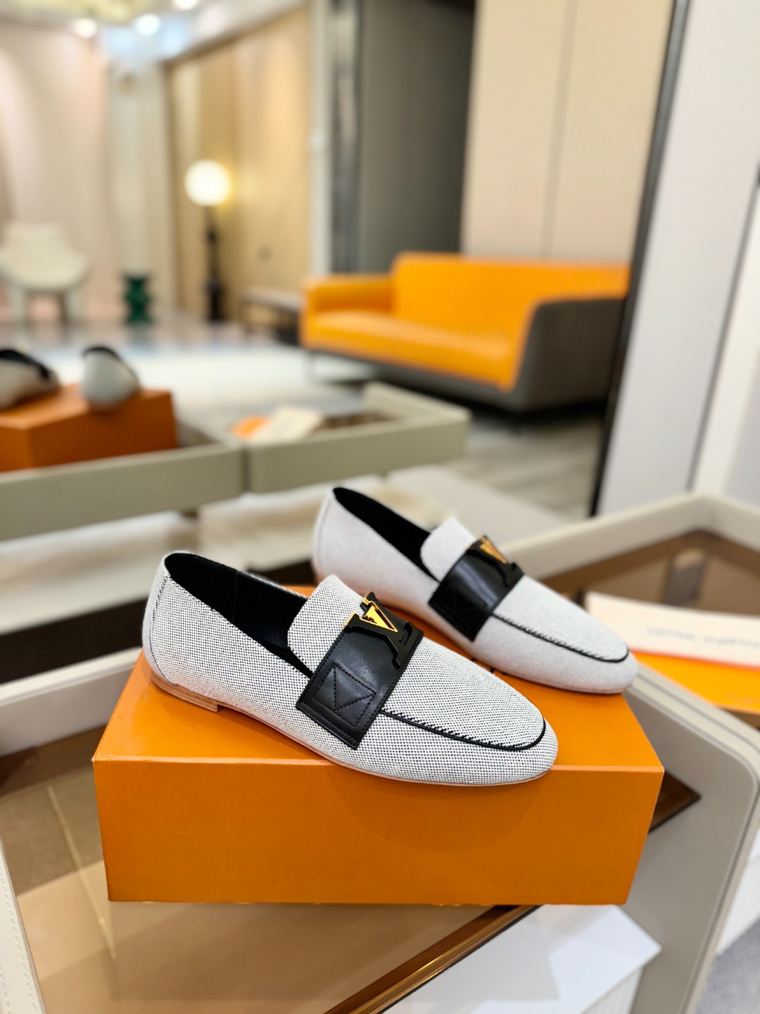 L✔️ 家专柜走秀款、实体系列同步更新、完美楦型+电镀扣子、整只鞋面工艺比较复杂、平底设计舒适、走路不累