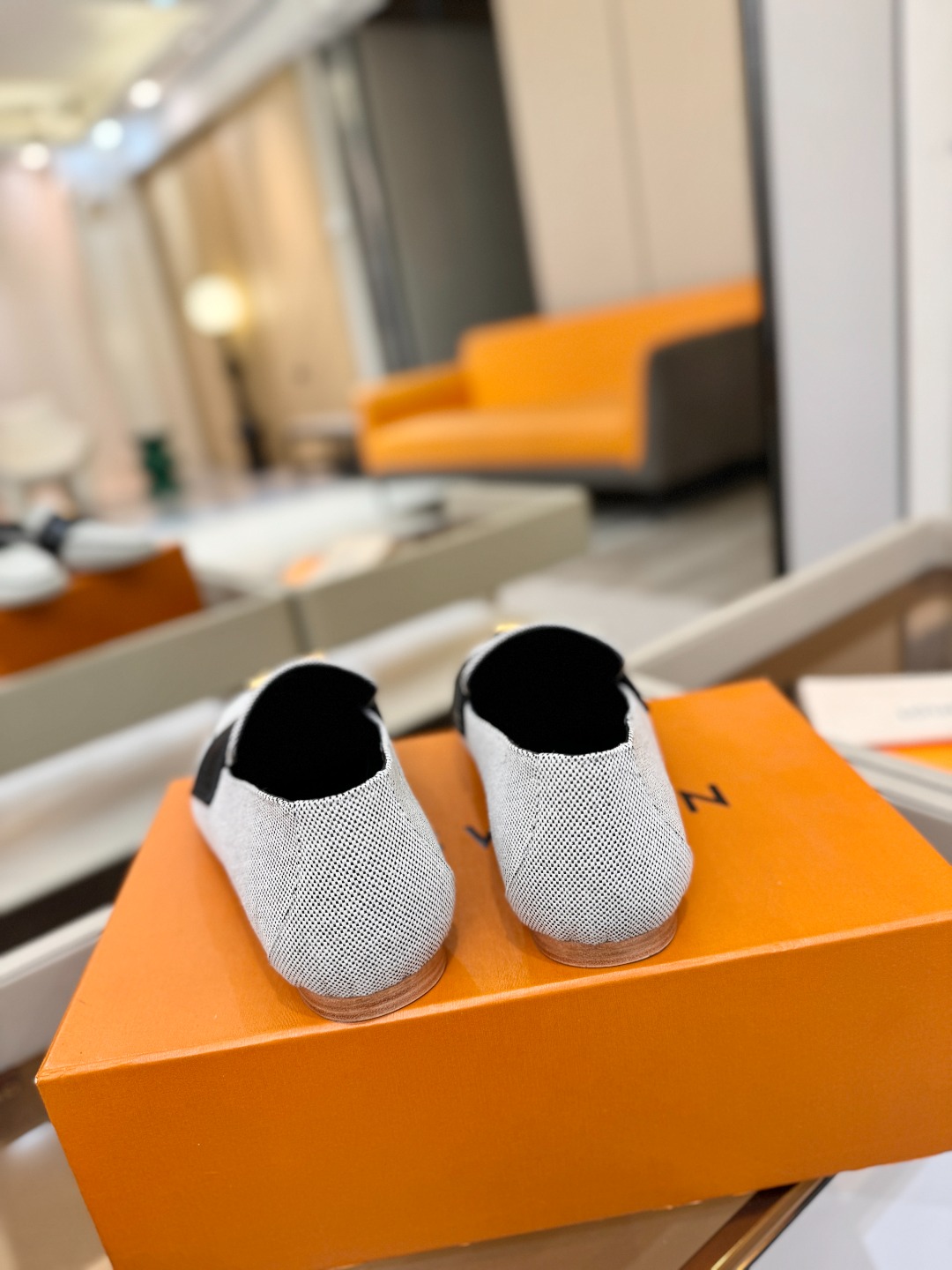 L✔️ 家专柜走秀款、实体系列同步更新、完美楦型+电镀扣子、整只鞋面工艺比较复杂、平底设计舒适、走路不累