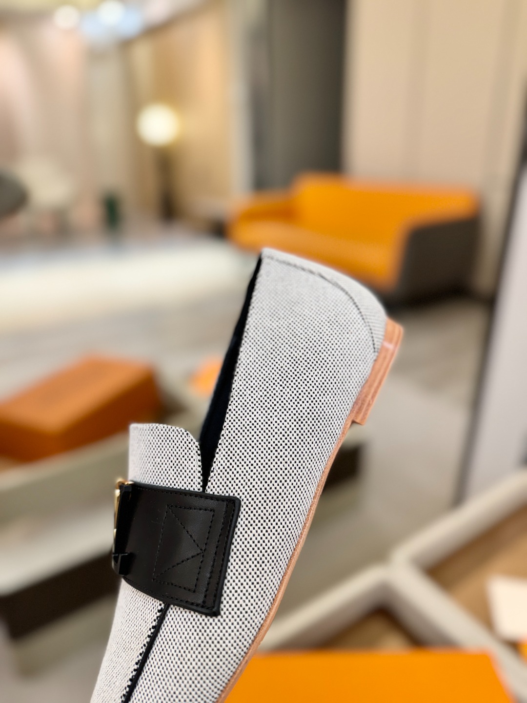 L✔️ 家专柜走秀款、实体系列同步更新、完美楦型+电镀扣子、整只鞋面工艺比较复杂、平底设计舒适、走路不累