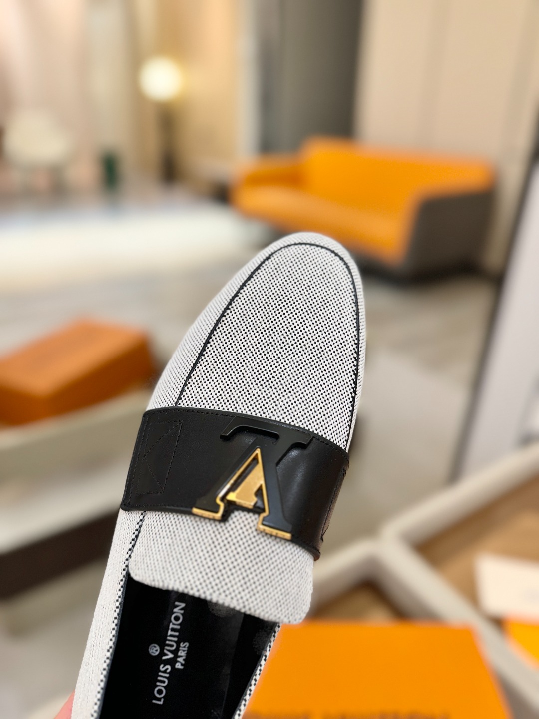 L✔️ 家专柜走秀款、实体系列同步更新、完美楦型+电镀扣子、整只鞋面工艺比较复杂、平底设计舒适、走路不累