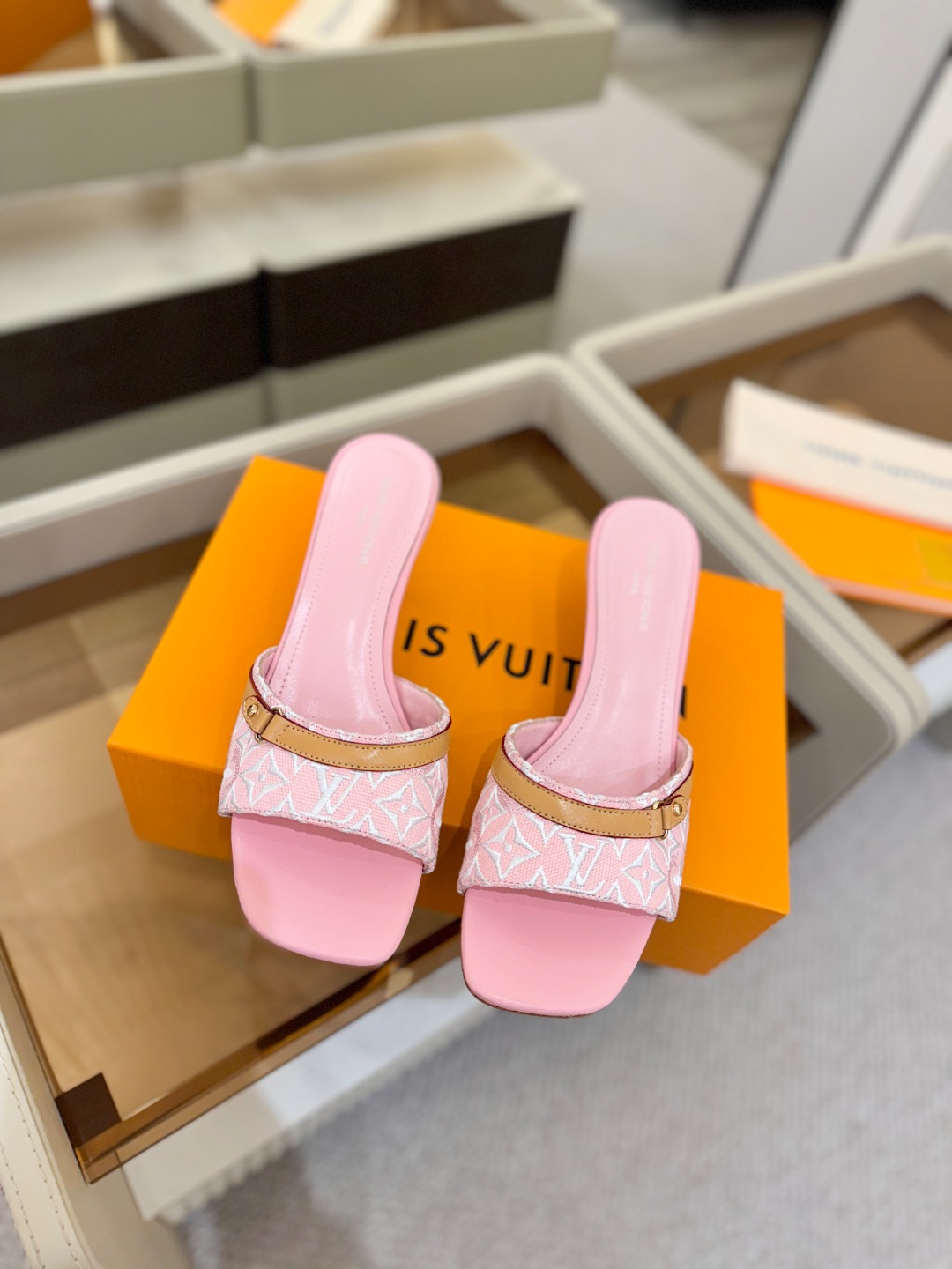【代购级】、Louis Vuitton 官网早春系列！完美楦型、新品中跟拖鞋🆕、官网同步更新Lv五金 “