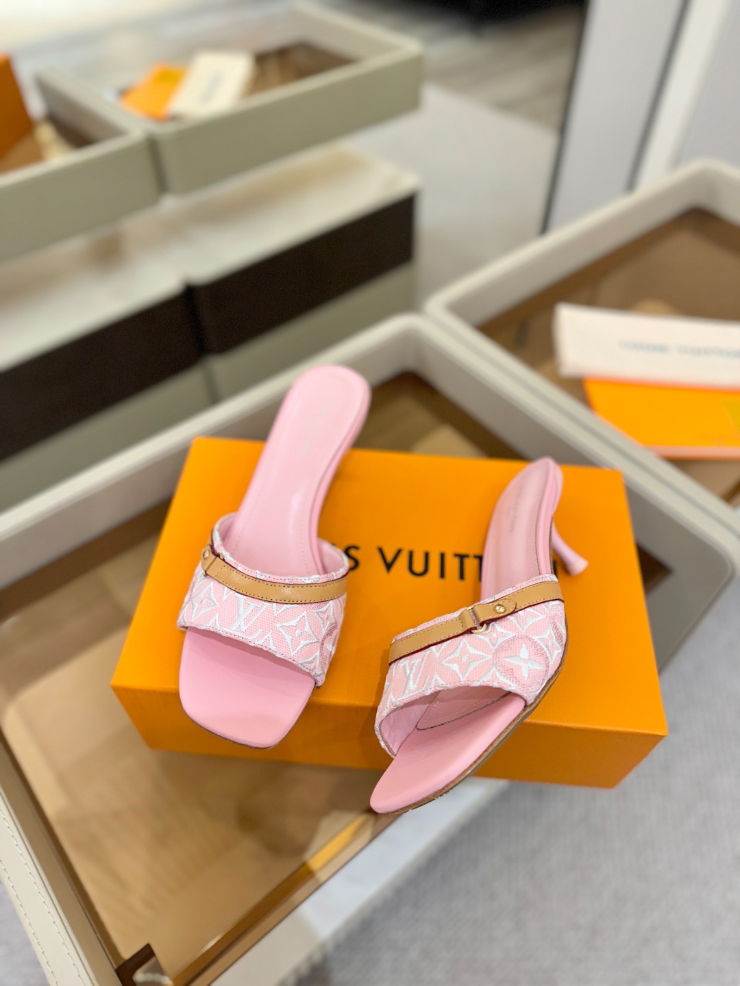 【代购级】、Louis Vuitton 官网早春系列！完美楦型、新品中跟拖鞋🆕、官网同步更新Lv五金 “