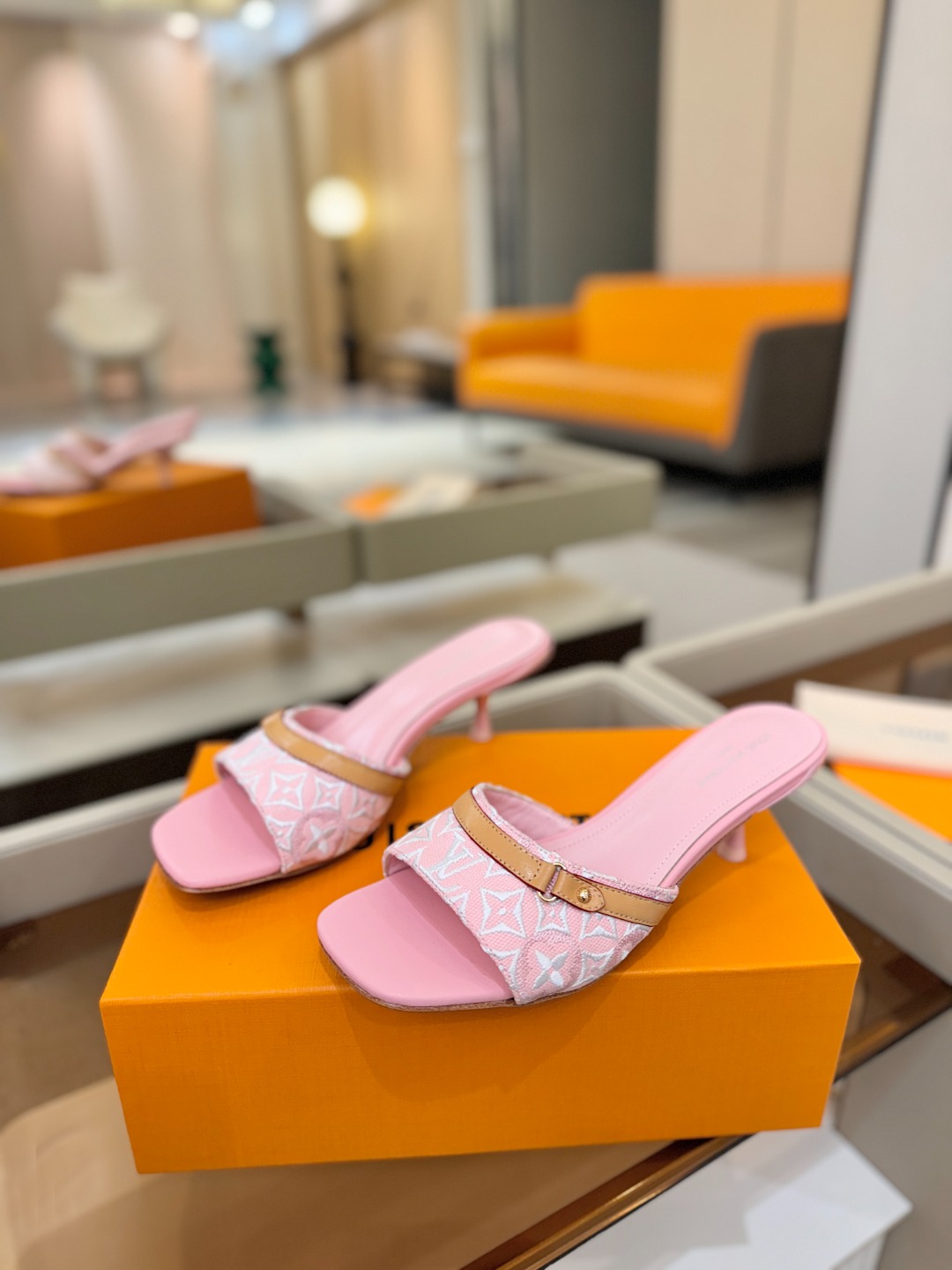 【代购级】、Louis Vuitton 官网早春系列！完美楦型、新品中跟拖鞋🆕、官网同步更新Lv五金 “