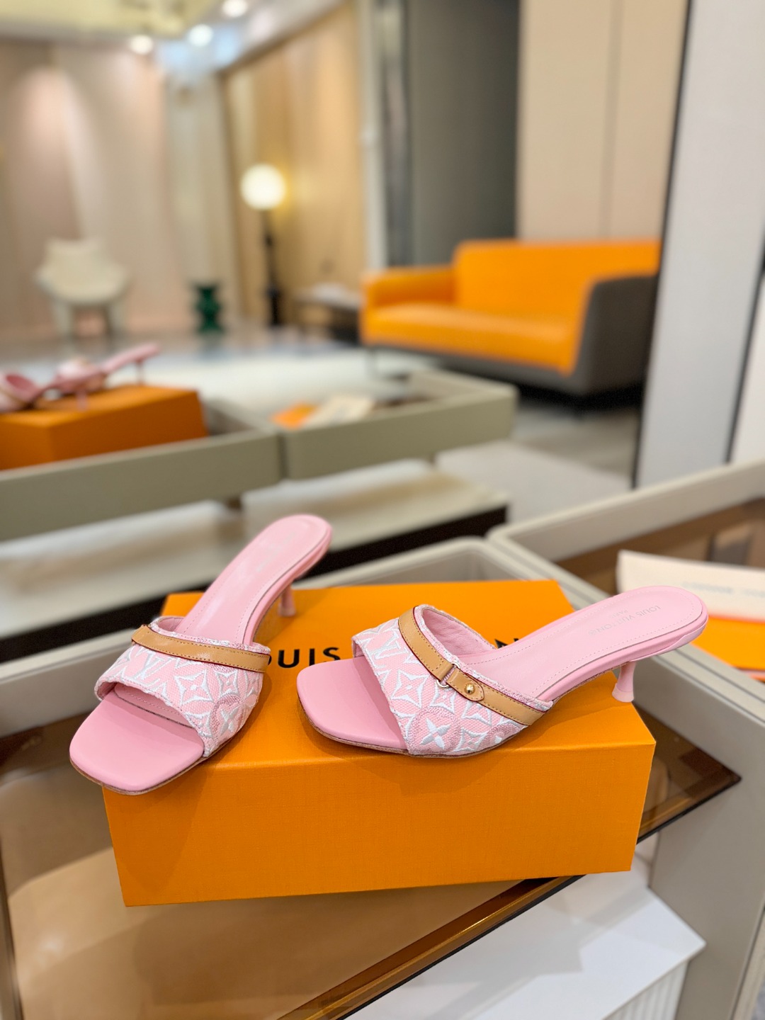 【代购级】、Louis Vuitton 官网早春系列！完美楦型、新品中跟拖鞋🆕、官网同步更新Lv五金 “
