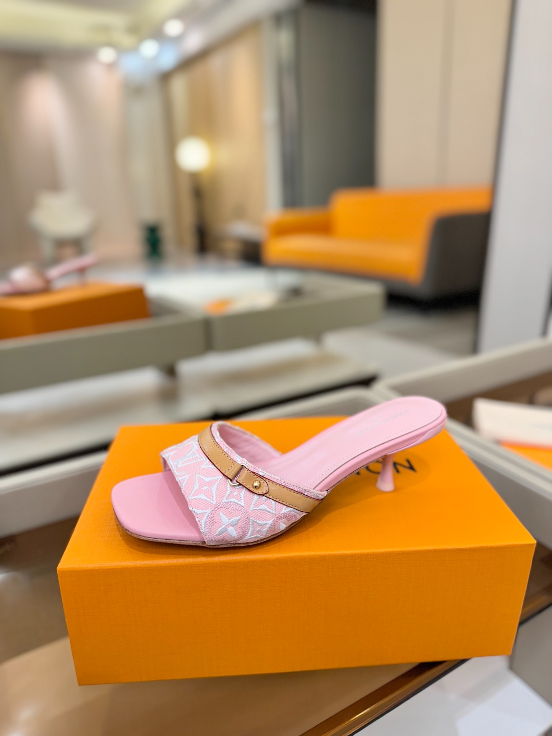 【代购级】、Louis Vuitton 官网早春系列！完美楦型、新品中跟拖鞋🆕、官网同步更新Lv五金 “