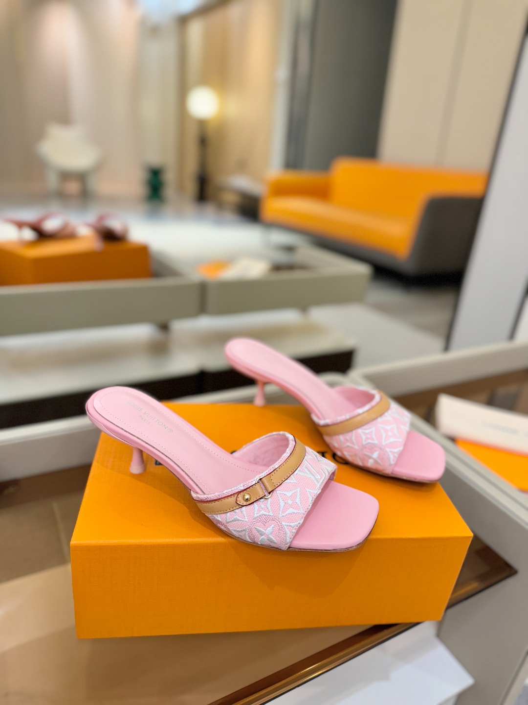 【代购级】、Louis Vuitton 官网早春系列！完美楦型、新品中跟拖鞋🆕、官网同步更新Lv五金 “