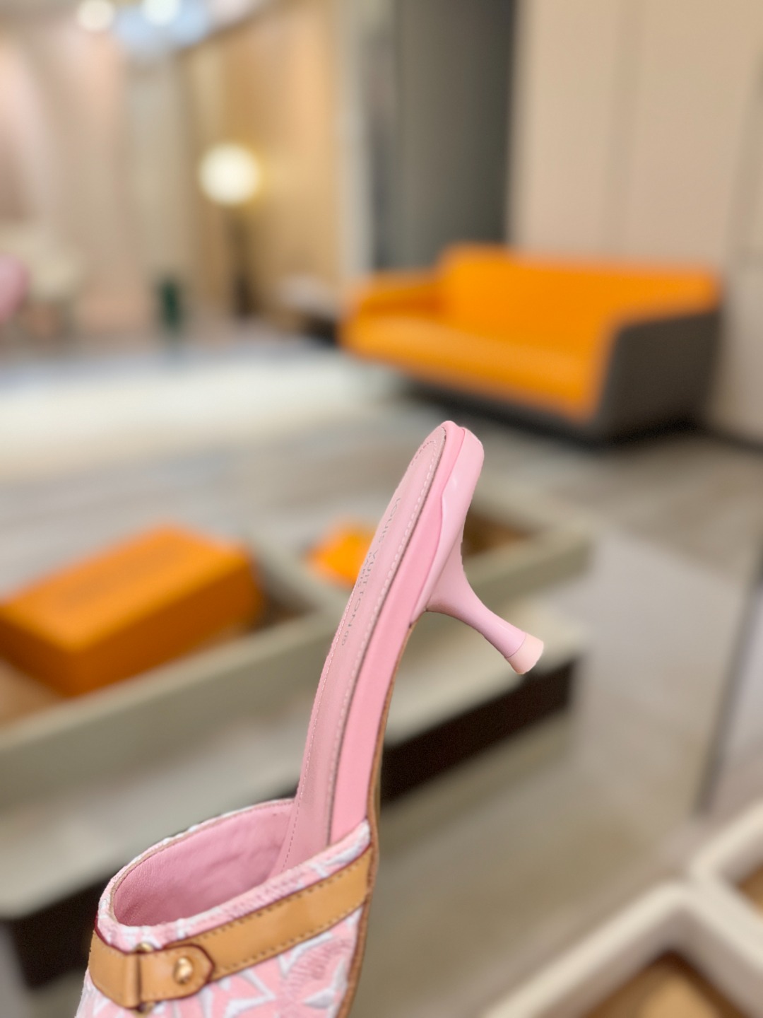 【代购级】、Louis Vuitton 官网早春系列！完美楦型、新品中跟拖鞋🆕、官网同步更新Lv五金 “