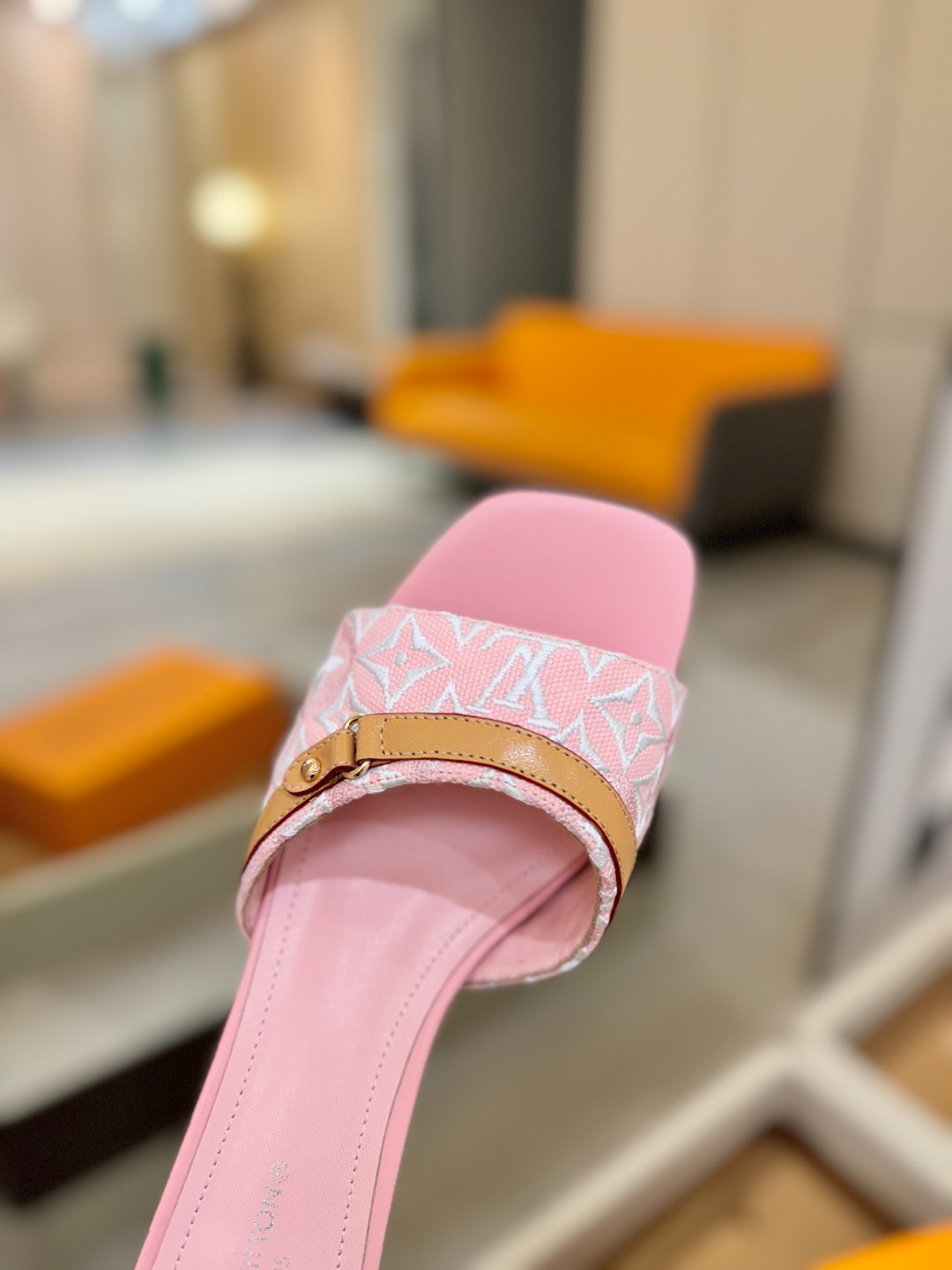 【代购级】、Louis Vuitton 官网早春系列！完美楦型、新品中跟拖鞋🆕、官网同步更新Lv五金 “