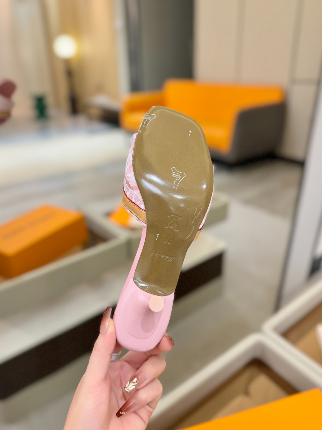 【代购级】、Louis Vuitton 官网早春系列！完美楦型、新品中跟拖鞋🆕、官网同步更新Lv五金 “