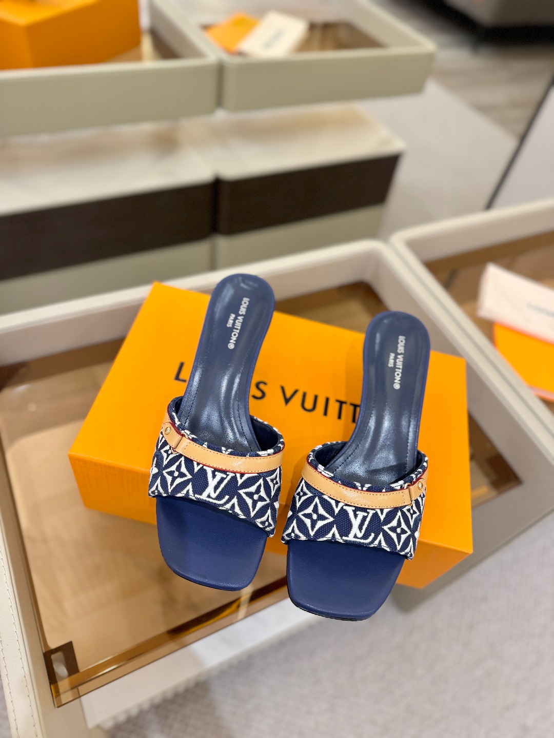 【代购级】、Louis Vuitton 官网早春系列！完美楦型、新品中跟拖鞋🆕、官网同步更新Lv五金 “