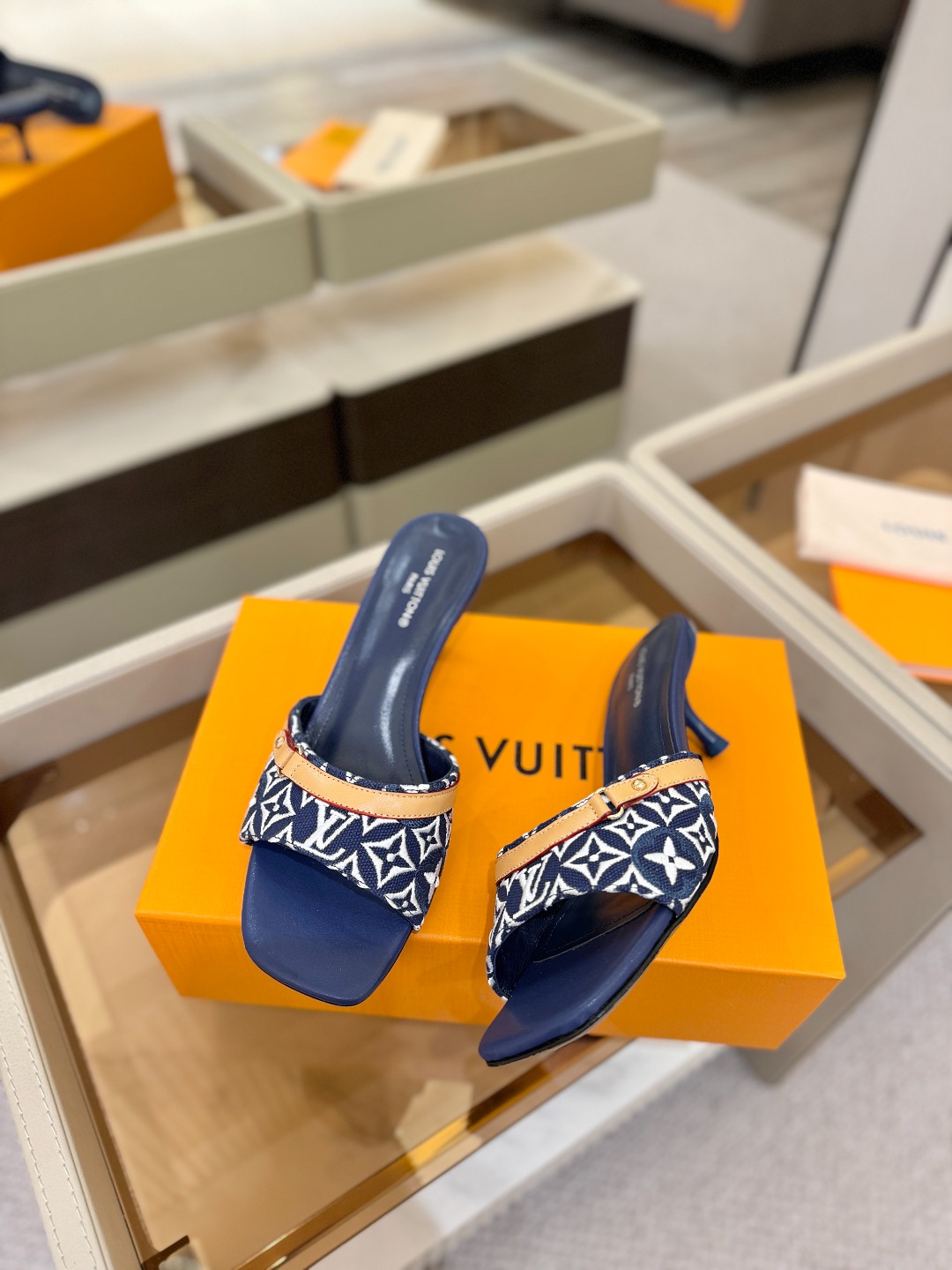 【代购级】、Louis Vuitton 官网早春系列！完美楦型、新品中跟拖鞋🆕、官网同步更新Lv五金 “