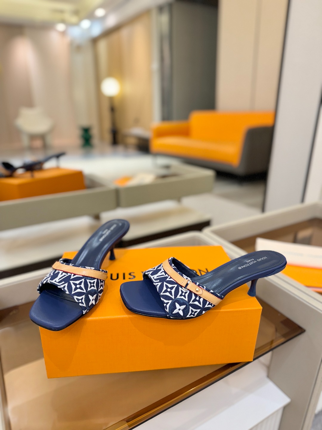 【代购级】、Louis Vuitton 官网早春系列！完美楦型、新品中跟拖鞋🆕、官网同步更新Lv五金 “