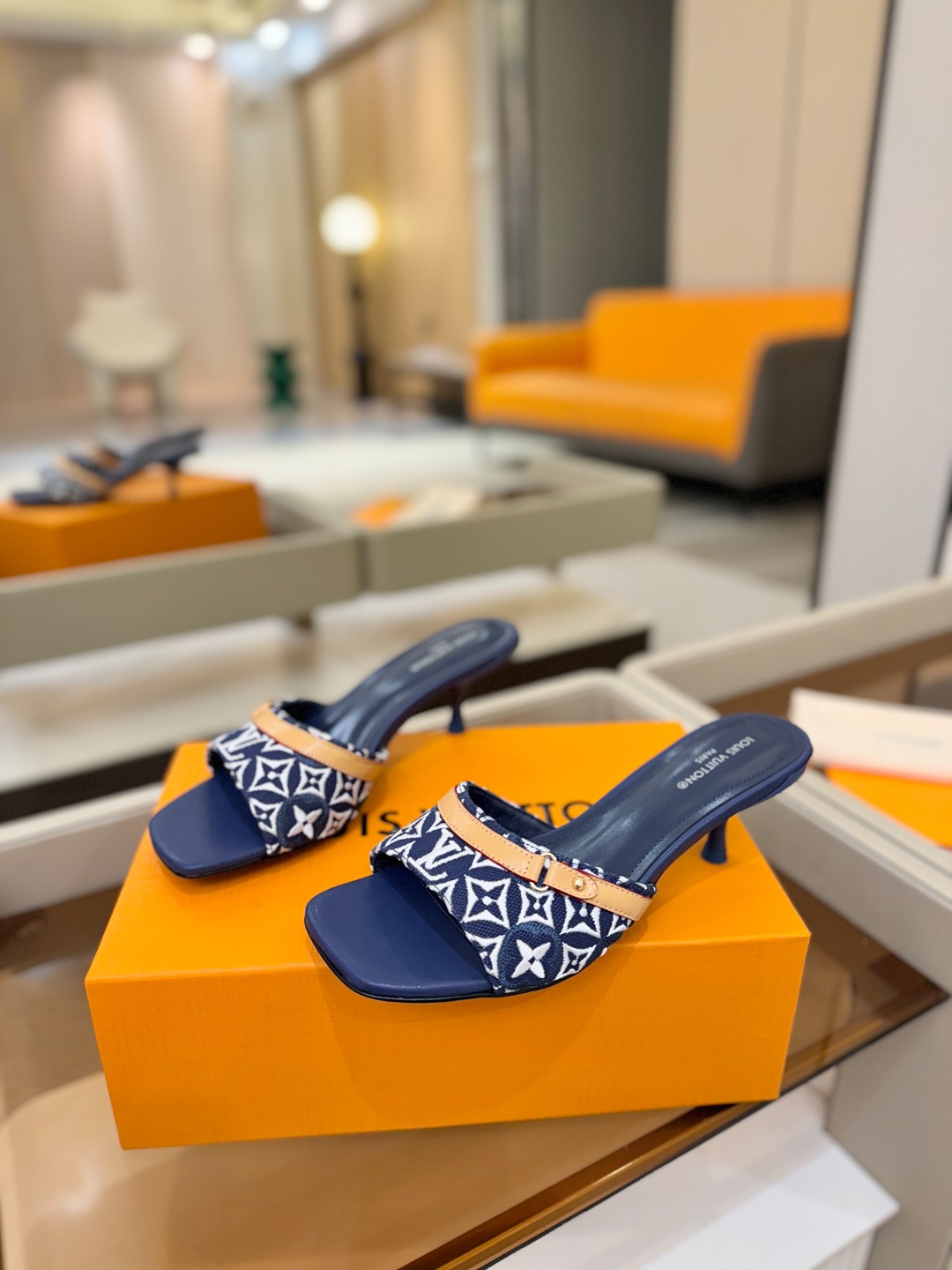 【代购级】、Louis Vuitton 官网早春系列！完美楦型、新品中跟拖鞋🆕、官网同步更新Lv五金 “