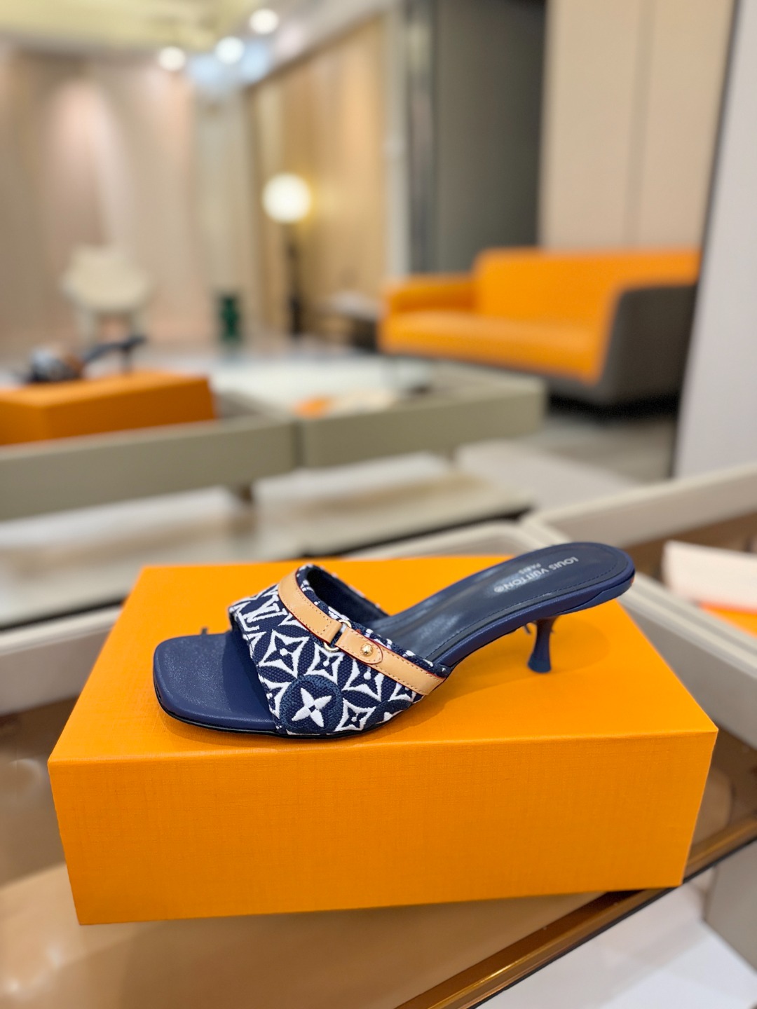 【代购级】、Louis Vuitton 官网早春系列！完美楦型、新品中跟拖鞋🆕、官网同步更新Lv五金 “