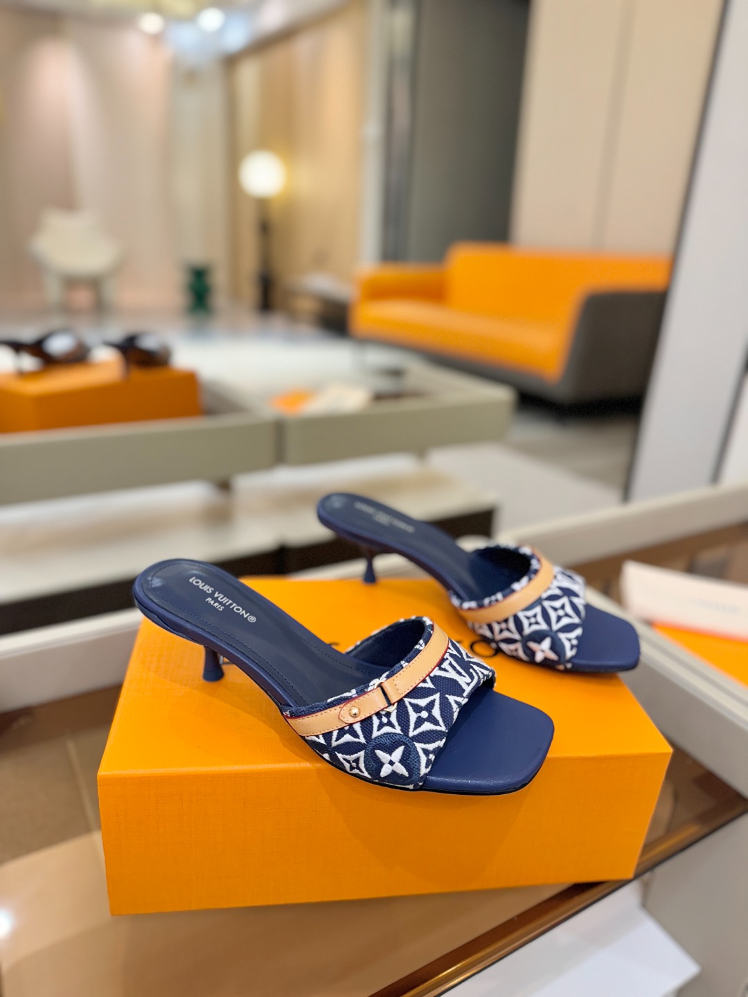 【代购级】、Louis Vuitton 官网早春系列！完美楦型、新品中跟拖鞋🆕、官网同步更新Lv五金 “