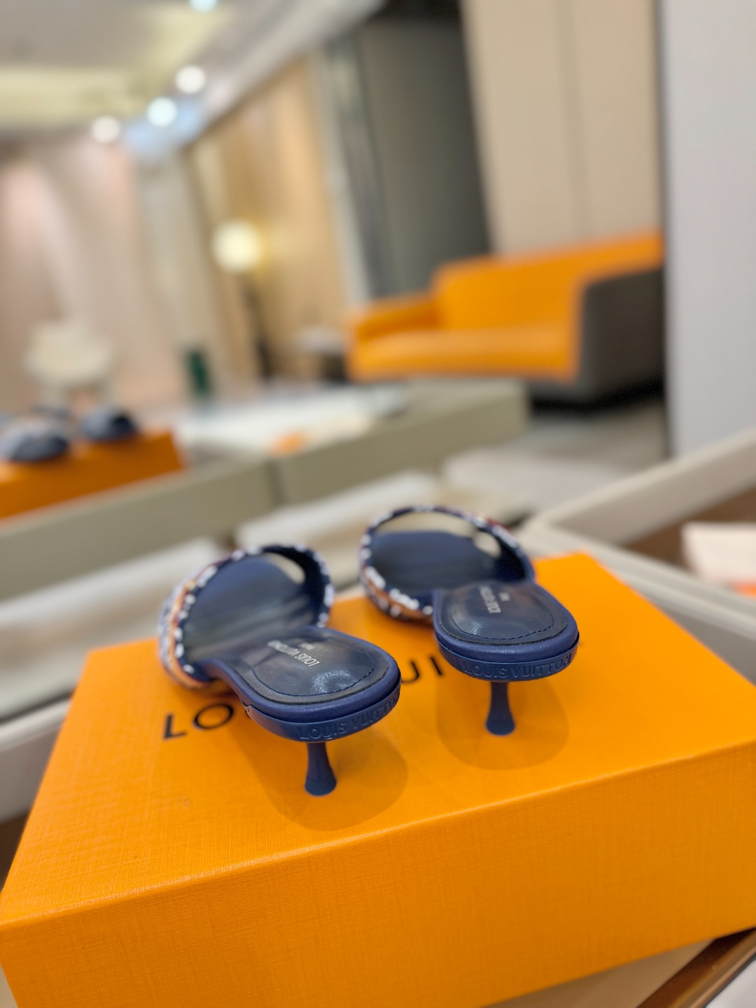 【代购级】、Louis Vuitton 官网早春系列！完美楦型、新品中跟拖鞋🆕、官网同步更新Lv五金 “