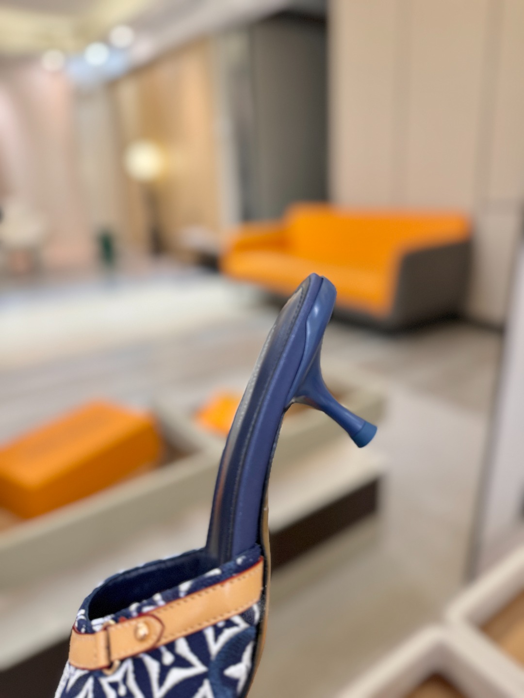 【代购级】、Louis Vuitton 官网早春系列！完美楦型、新品中跟拖鞋🆕、官网同步更新Lv五金 “