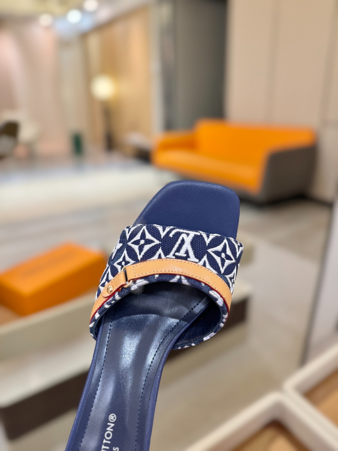 【代购级】、Louis Vuitton 官网早春系列！完美楦型、新品中跟拖鞋🆕、官网同步更新Lv五金 “