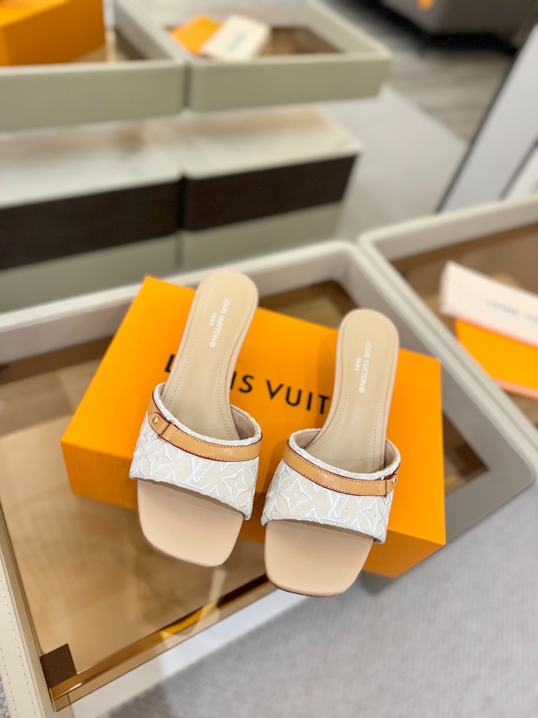 【代购级】、Louis Vuitton 官网早春系列！完美楦型、新品中跟拖鞋🆕、官网同步更新Lv五金 “