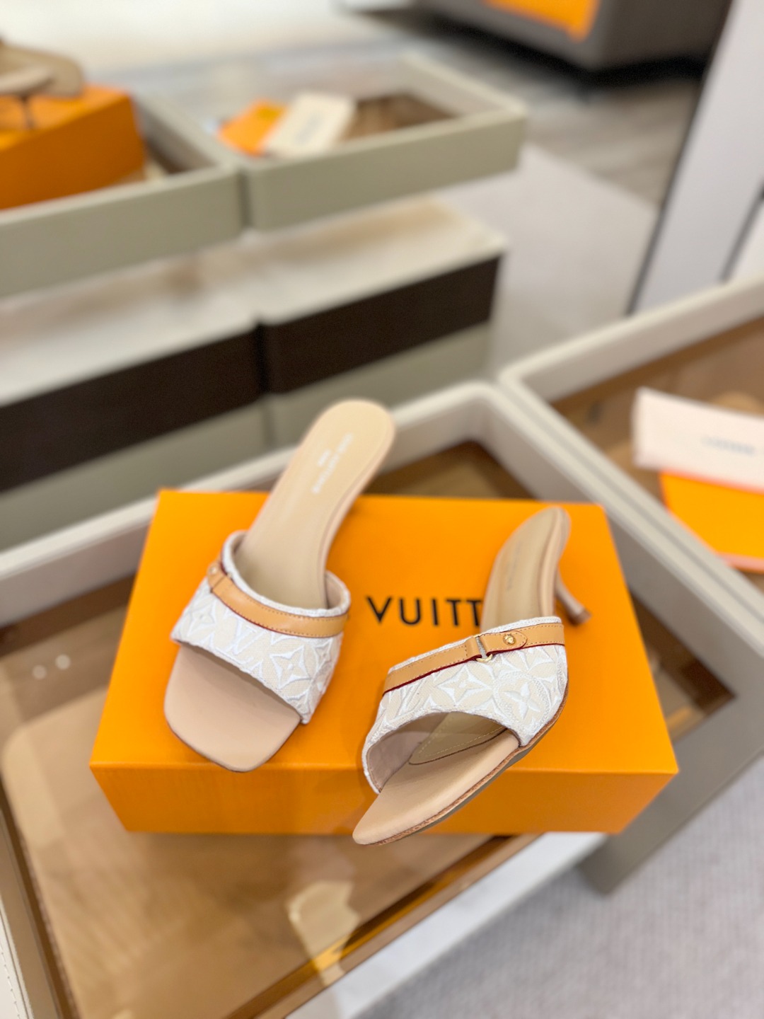 【代购级】、Louis Vuitton 官网早春系列！完美楦型、新品中跟拖鞋🆕、官网同步更新Lv五金 “