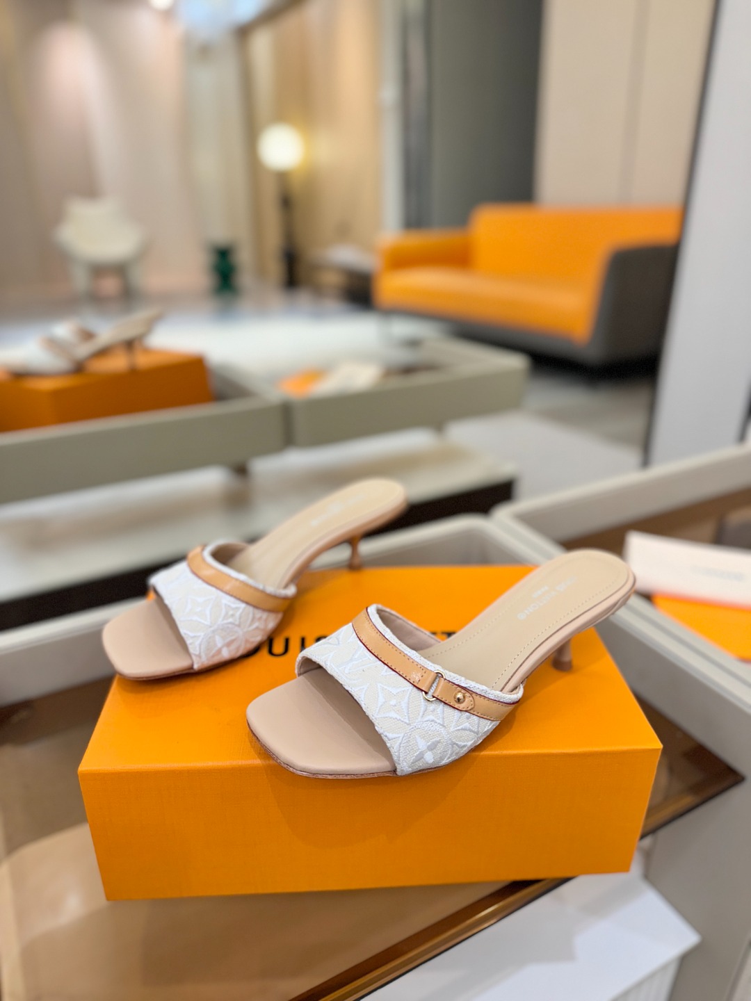 【代购级】、Louis Vuitton 官网早春系列！完美楦型、新品中跟拖鞋🆕、官网同步更新Lv五金 “