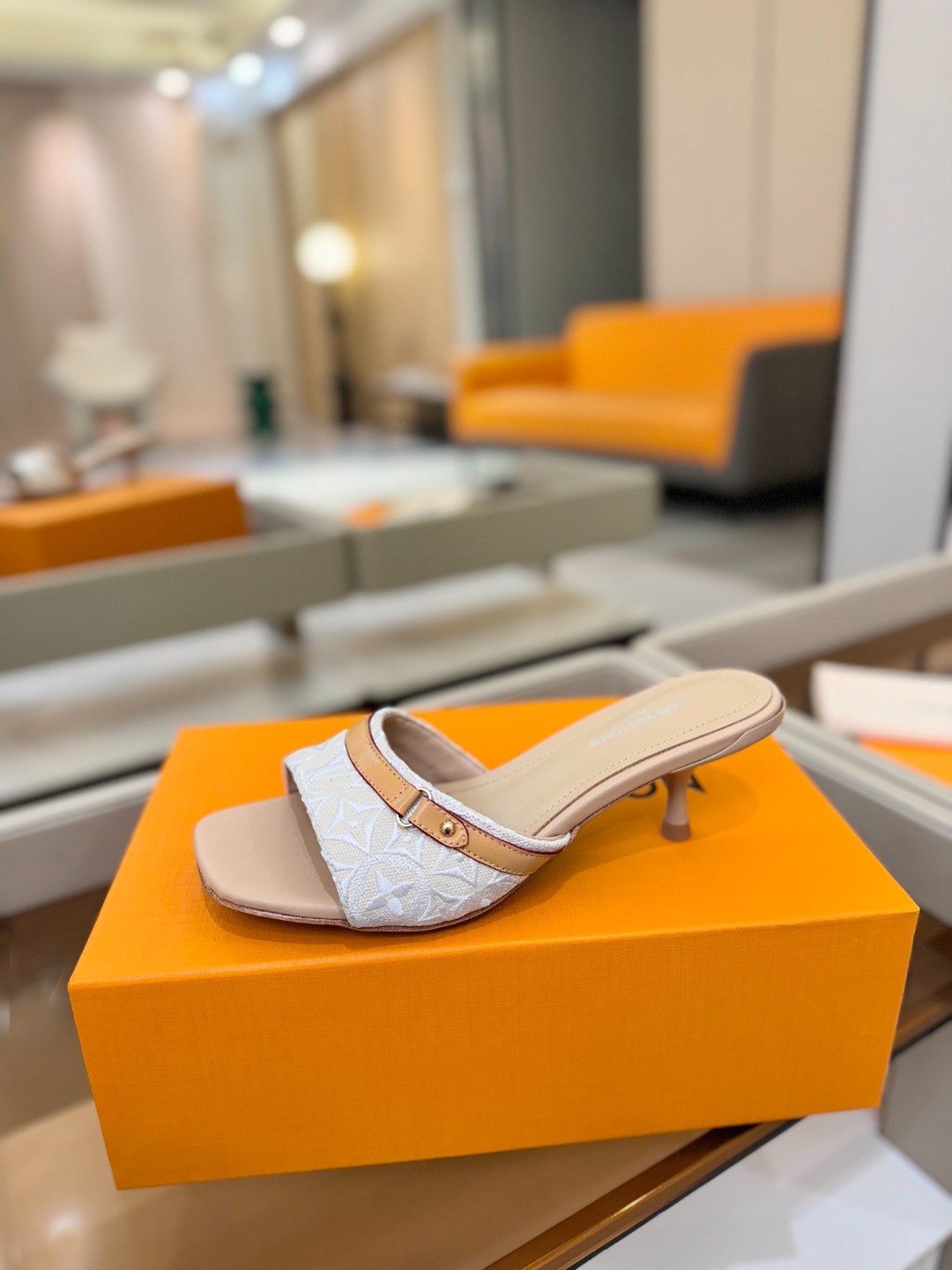 【代购级】、Louis Vuitton 官网早春系列！完美楦型、新品中跟拖鞋🆕、官网同步更新Lv五金 “