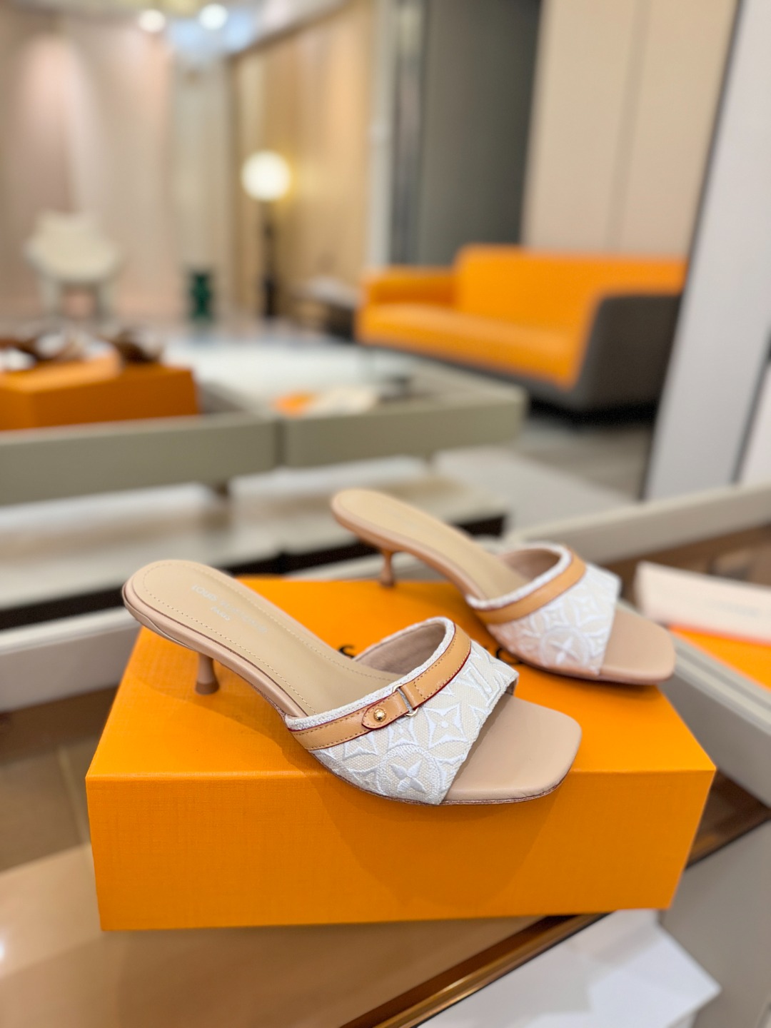 【代购级】、Louis Vuitton 官网早春系列！完美楦型、新品中跟拖鞋🆕、官网同步更新Lv五金 “