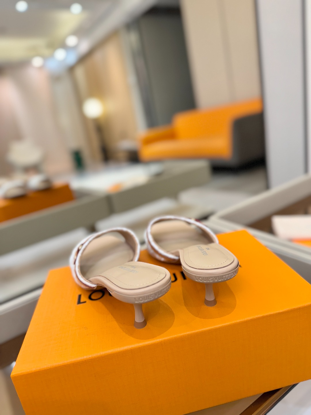 【代购级】、Louis Vuitton 官网早春系列！完美楦型、新品中跟拖鞋🆕、官网同步更新Lv五金 “