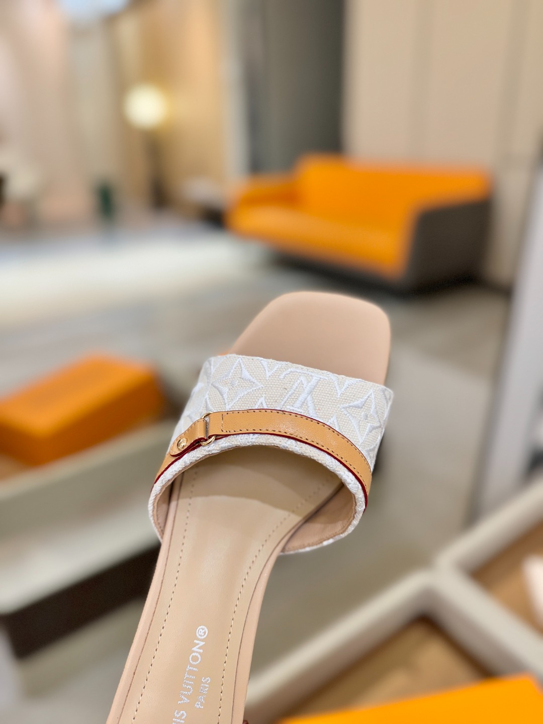 【代购级】、Louis Vuitton 官网早春系列！完美楦型、新品中跟拖鞋🆕、官网同步更新Lv五金 “