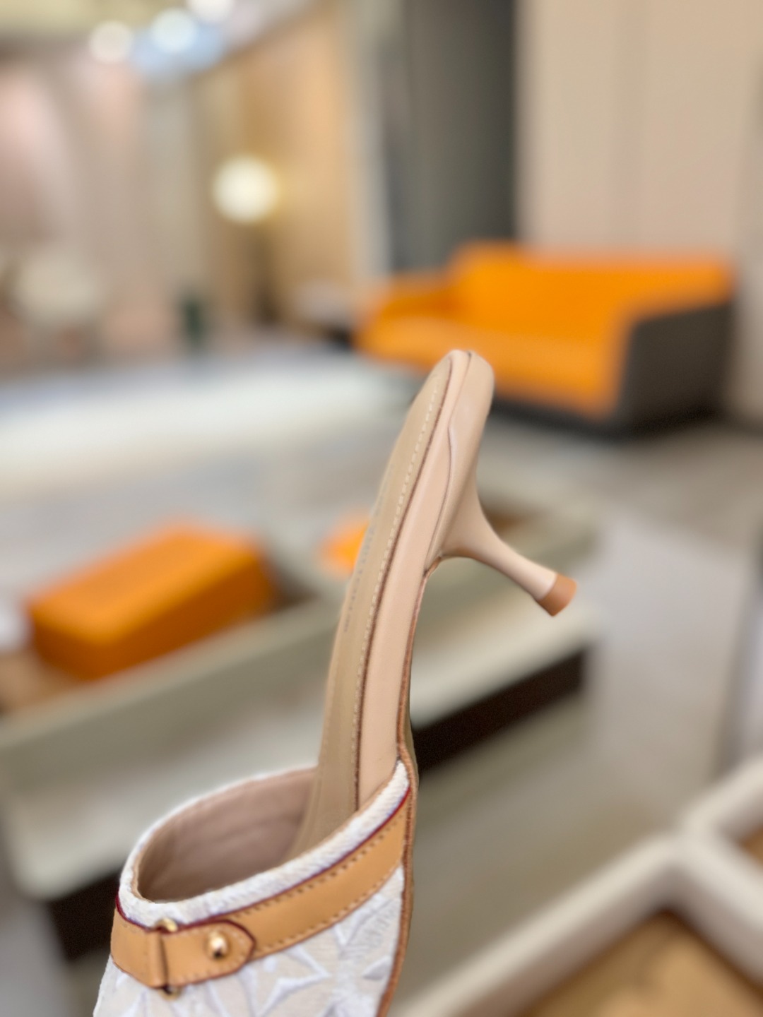 【代购级】、Louis Vuitton 官网早春系列！完美楦型、新品中跟拖鞋🆕、官网同步更新Lv五金 “