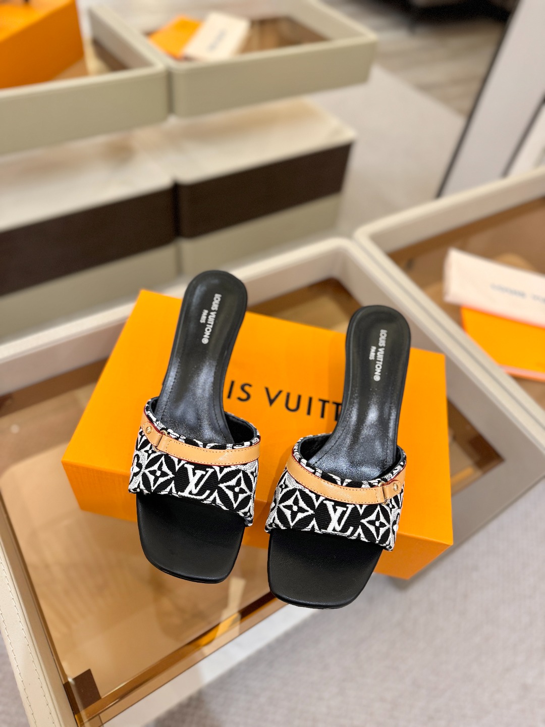 【代购级】、Louis Vuitton 官网早春系列！完美楦型、新品中跟拖鞋🆕、官网同步更新Lv五金 “