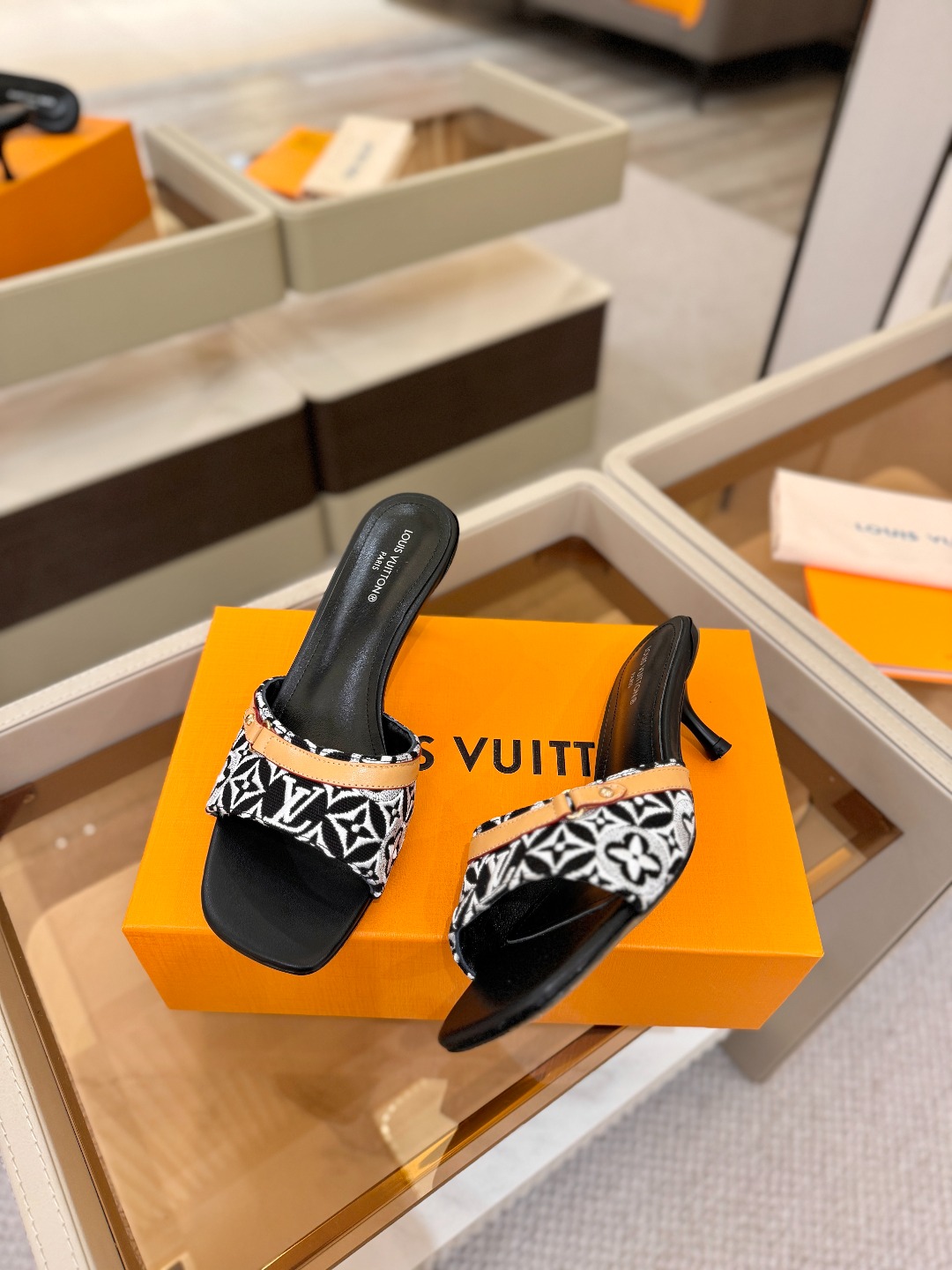 【代购级】、Louis Vuitton 官网早春系列！完美楦型、新品中跟拖鞋🆕、官网同步更新Lv五金 “