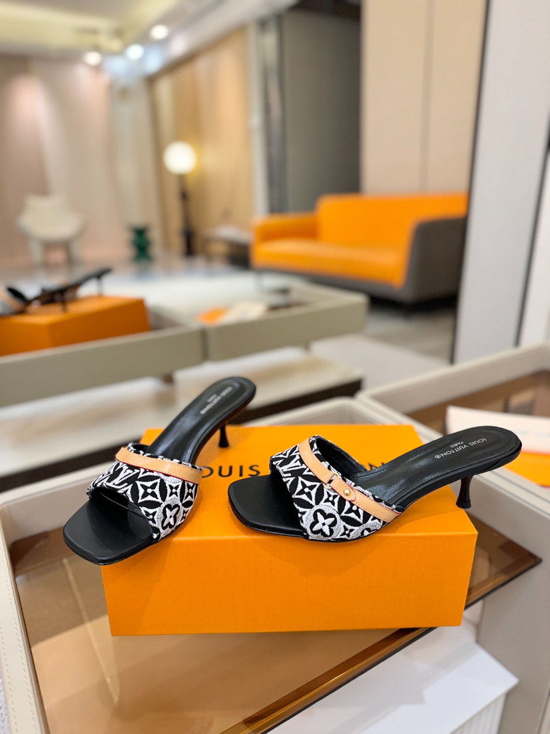 【代购级】、Louis Vuitton 官网早春系列！完美楦型、新品中跟拖鞋🆕、官网同步更新Lv五金 “