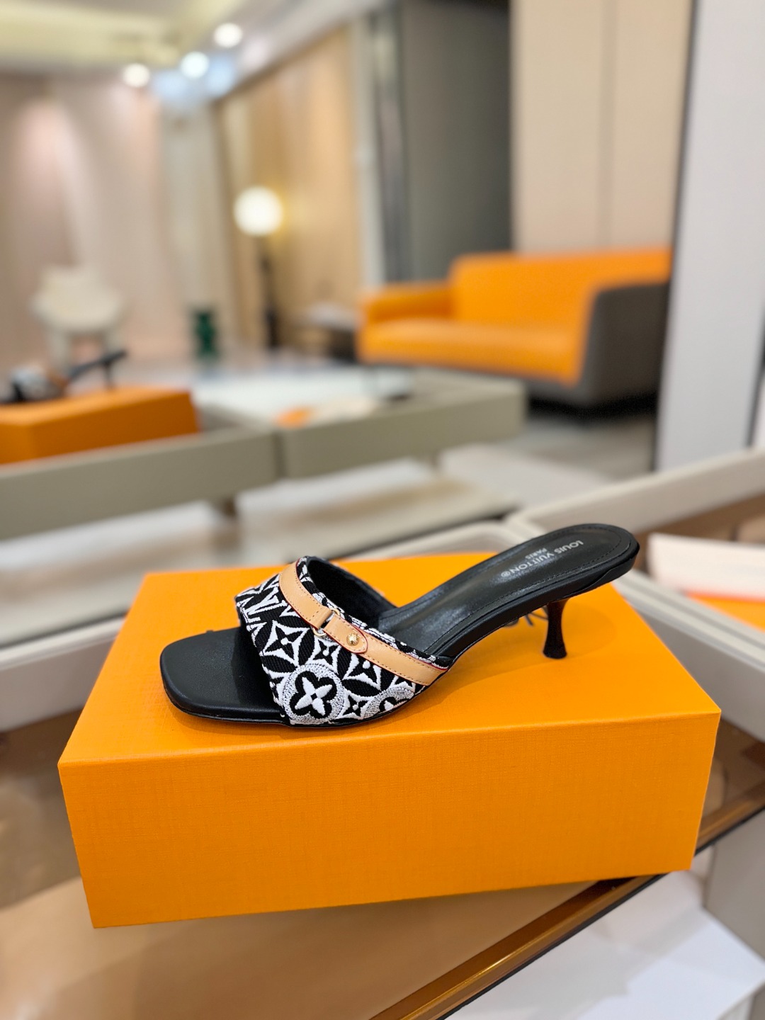 【代购级】、Louis Vuitton 官网早春系列！完美楦型、新品中跟拖鞋🆕、官网同步更新Lv五金 “