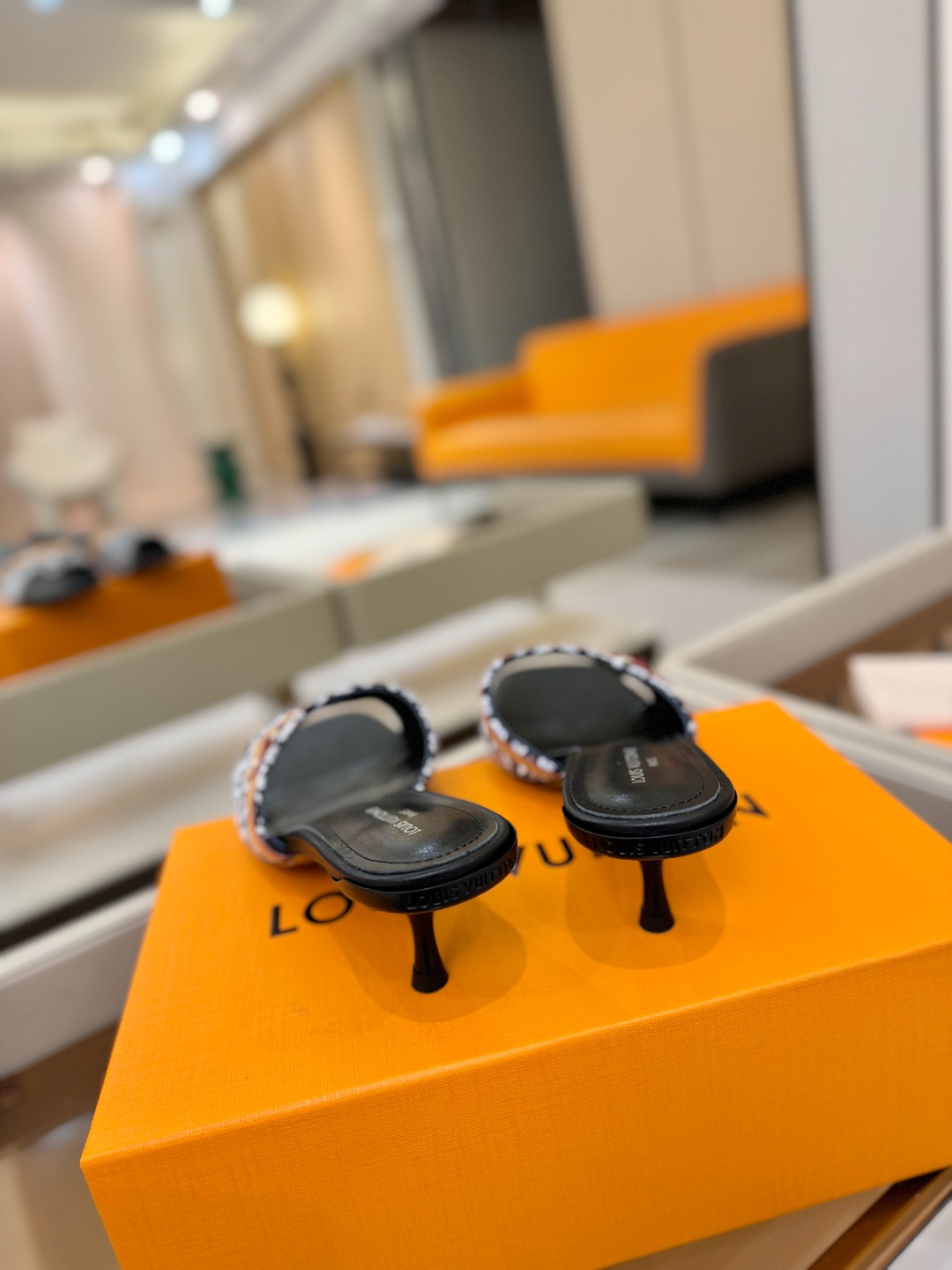 【代购级】、Louis Vuitton 官网早春系列！完美楦型、新品中跟拖鞋🆕、官网同步更新Lv五金 “