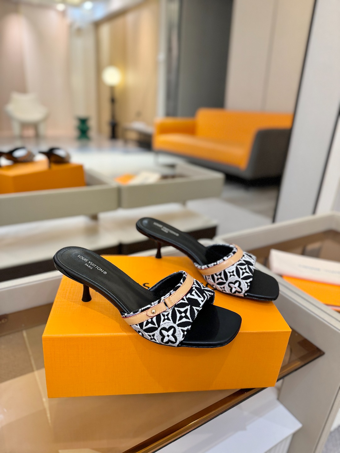 【代购级】、Louis Vuitton 官网早春系列！完美楦型、新品中跟拖鞋🆕、官网同步更新Lv五金 “