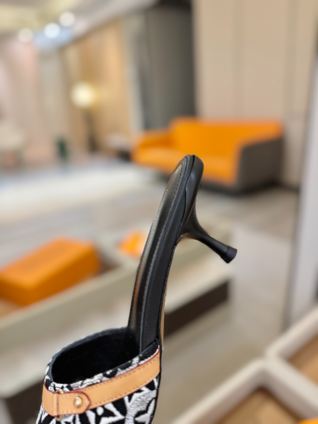 【代购级】、Louis Vuitton 官网早春系列！完美楦型、新品中跟拖鞋🆕、官网同步更新Lv五金 “