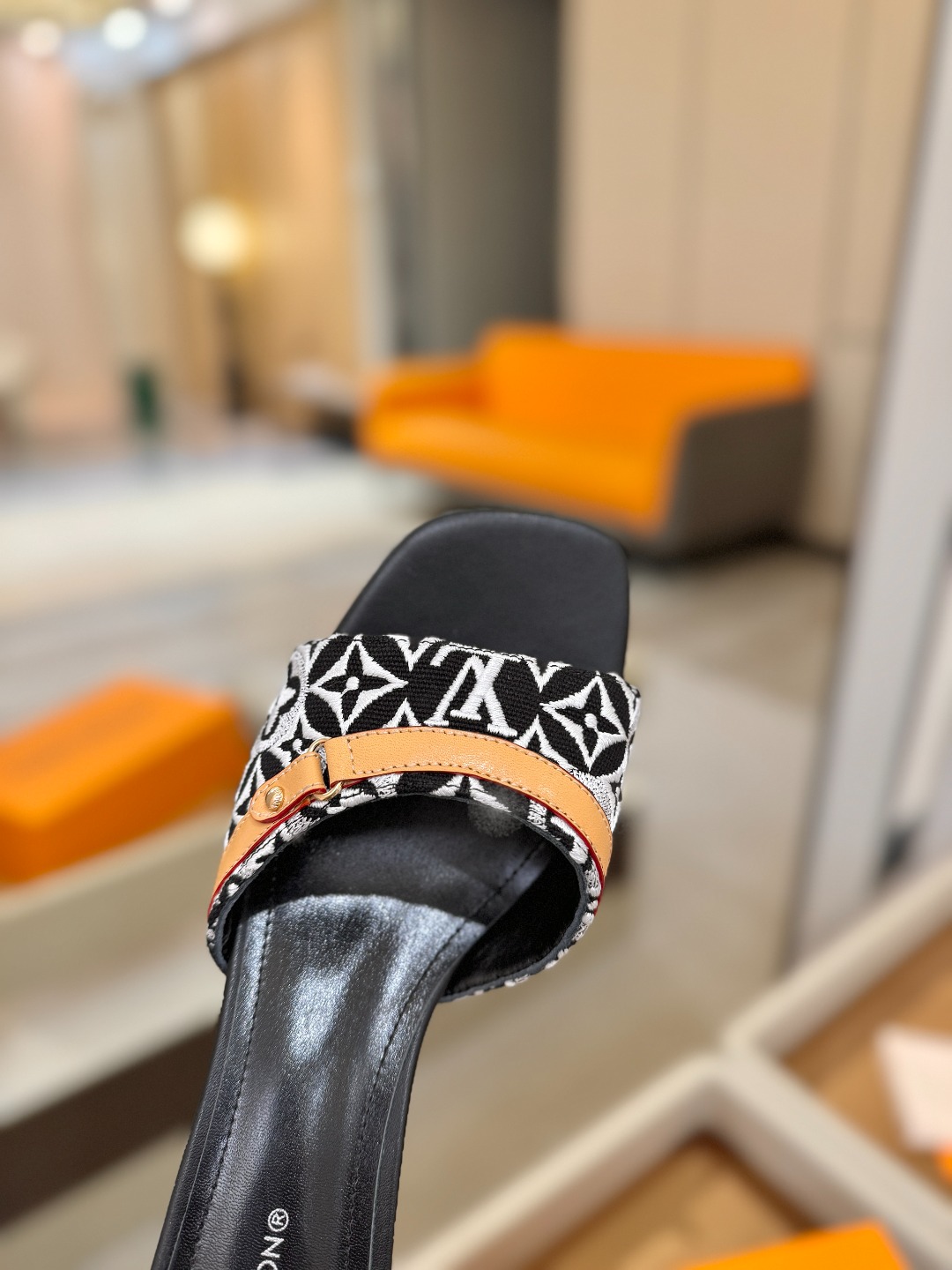 【代购级】、Louis Vuitton 官网早春系列！完美楦型、新品中跟拖鞋🆕、官网同步更新Lv五金 “