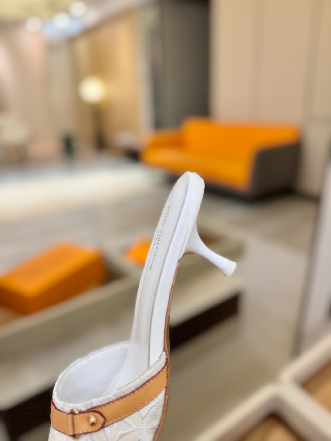 【代购级】、Louis Vuitton 官网早春系列！完美楦型、新品中跟拖鞋🆕、官网同步更新Lv五金 “