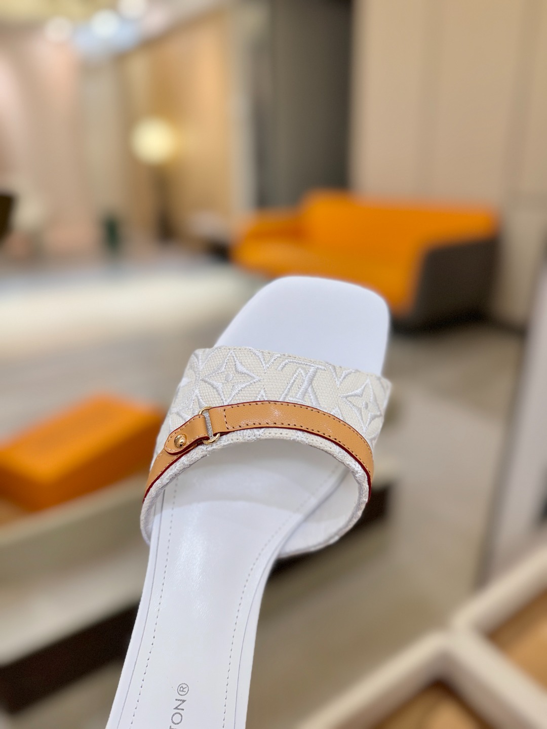 【代购级】、Louis Vuitton 官网早春系列！完美楦型、新品中跟拖鞋🆕、官网同步更新Lv五金 “