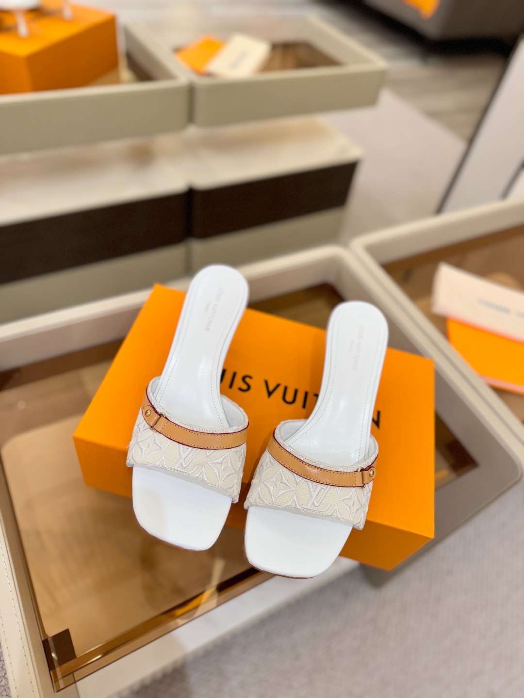 【代购级】、Louis Vuitton 官网早春系列！完美楦型、新品中跟拖鞋🆕、官网同步更新Lv五金 “