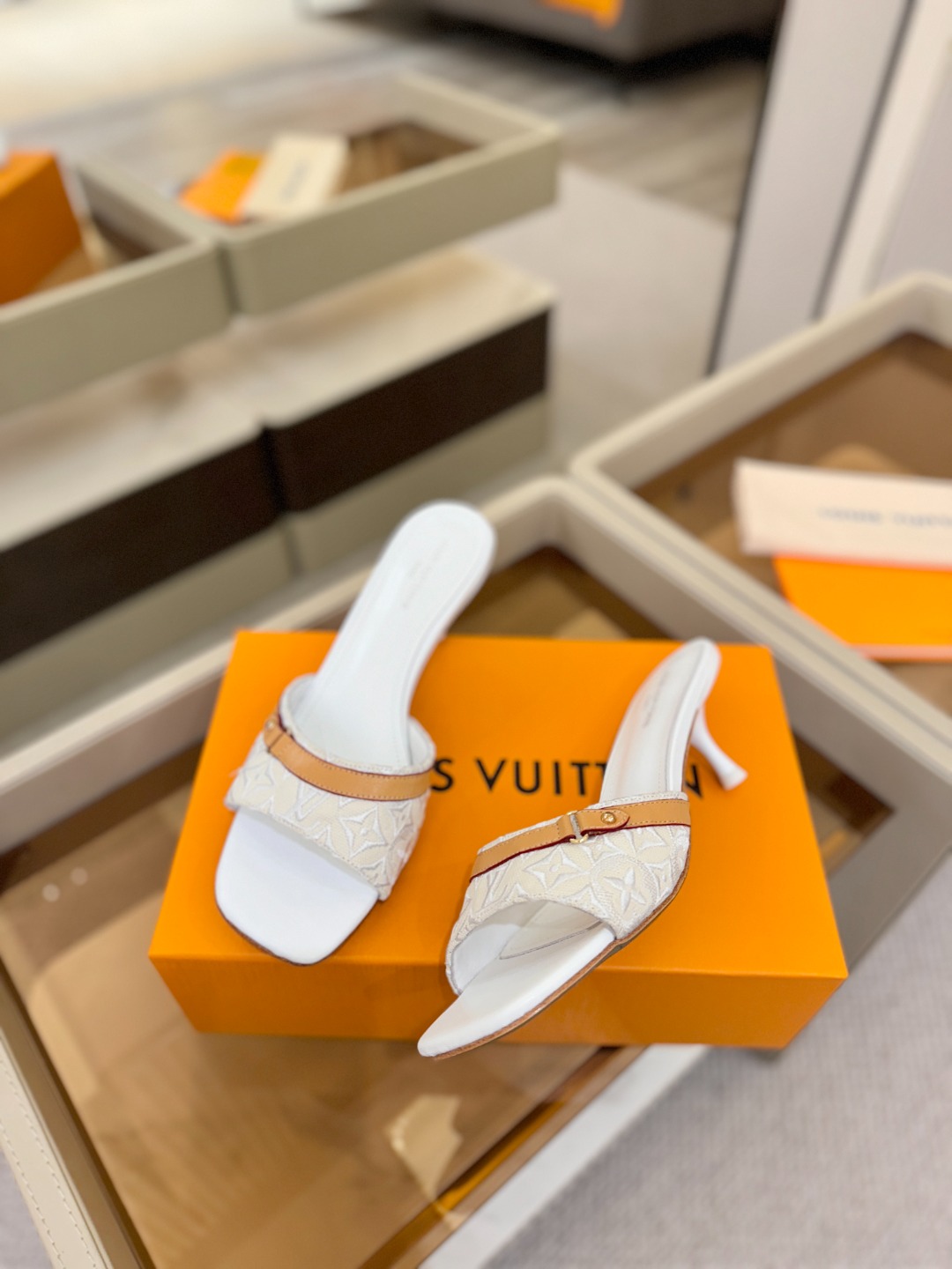 【代购级】、Louis Vuitton 官网早春系列！完美楦型、新品中跟拖鞋🆕、官网同步更新Lv五金 “