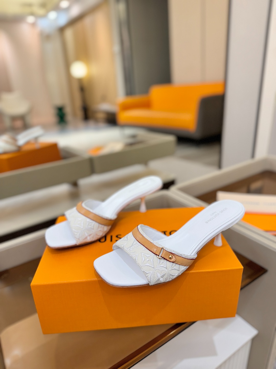 【代购级】、Louis Vuitton 官网早春系列！完美楦型、新品中跟拖鞋🆕、官网同步更新Lv五金 “