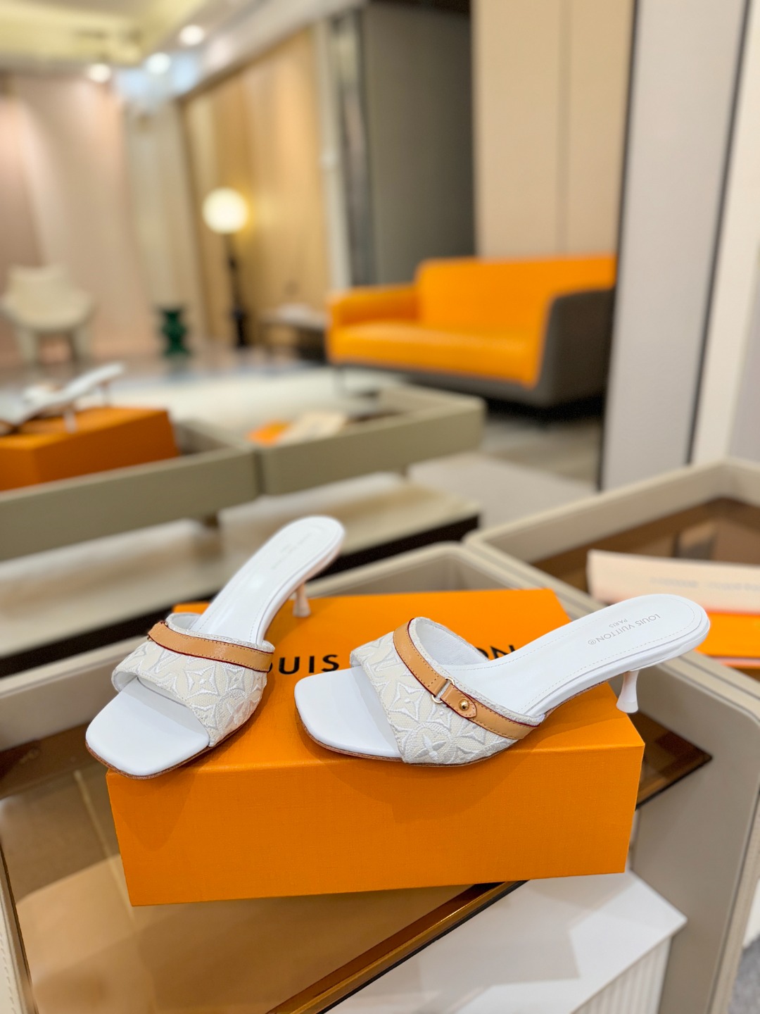 【代购级】、Louis Vuitton 官网早春系列！完美楦型、新品中跟拖鞋🆕、官网同步更新Lv五金 “