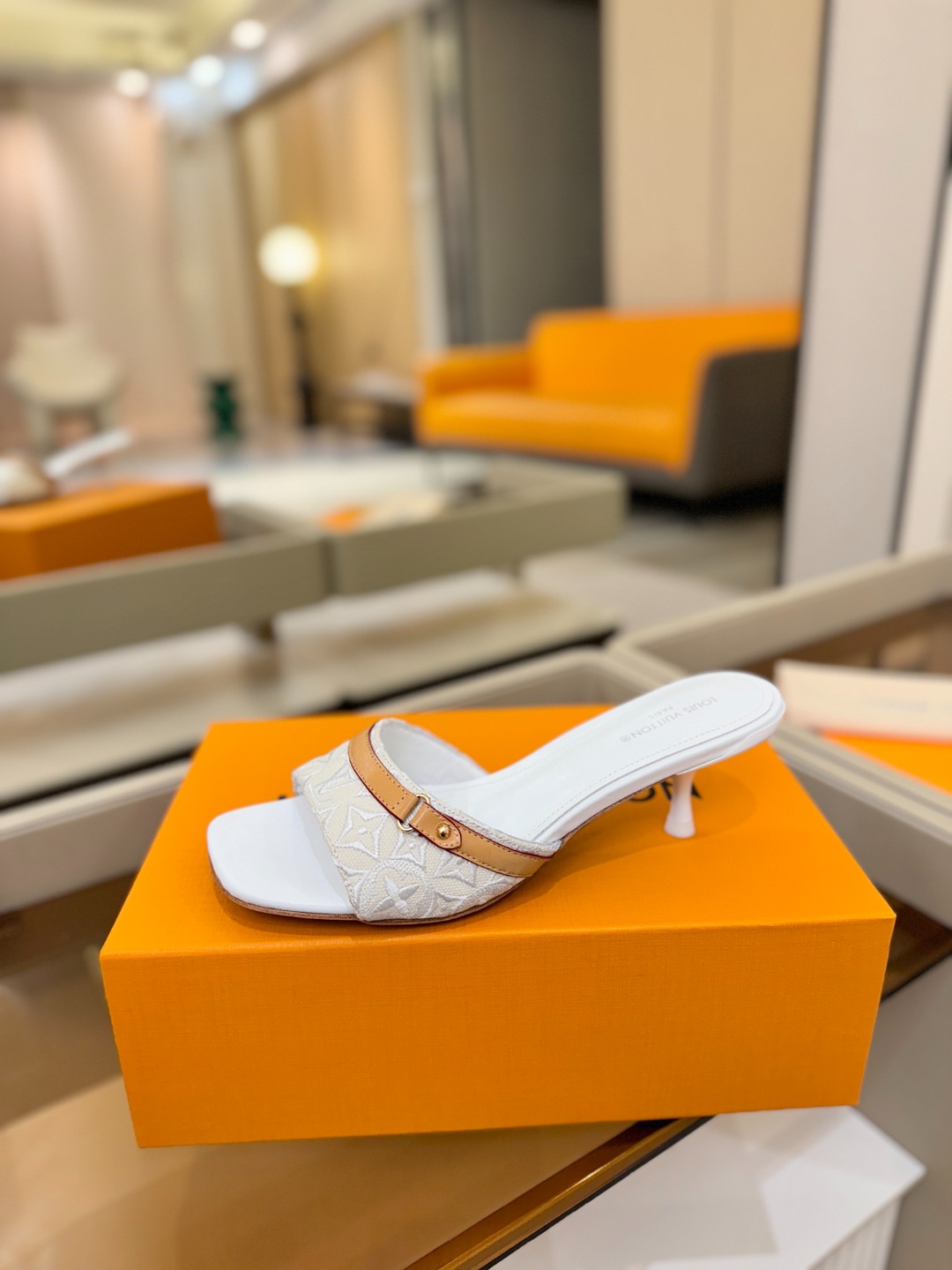 【代购级】、Louis Vuitton 官网早春系列！完美楦型、新品中跟拖鞋🆕、官网同步更新Lv五金 “