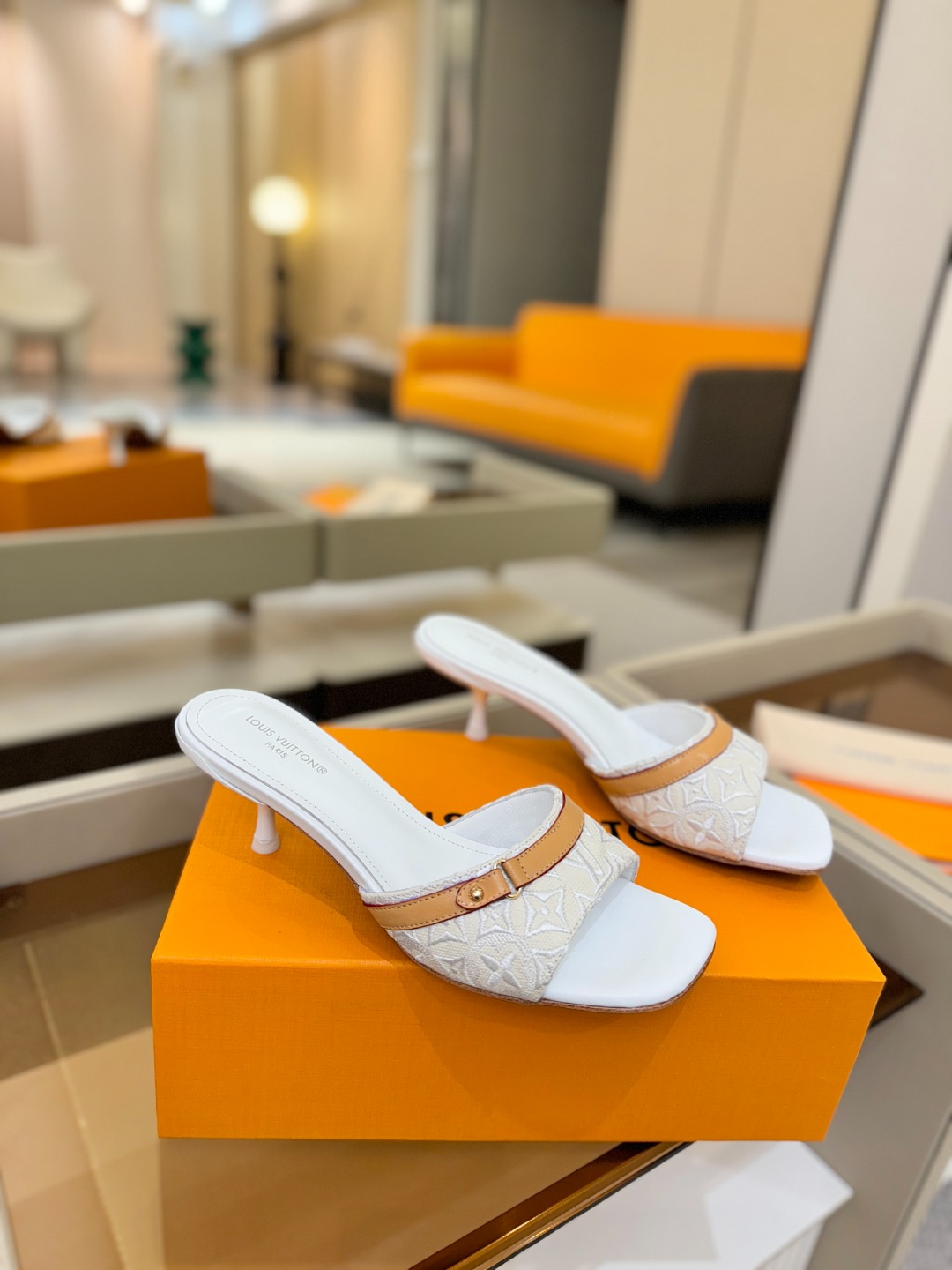 【代购级】、Louis Vuitton 官网早春系列！完美楦型、新品中跟拖鞋🆕、官网同步更新Lv五金 “