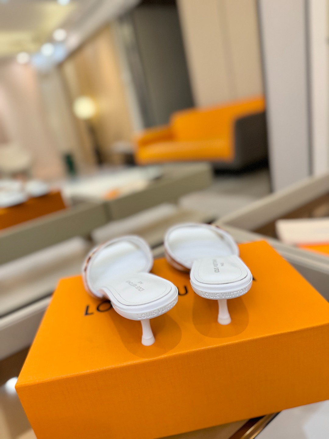 【代购级】、Louis Vuitton 官网早春系列！完美楦型、新品中跟拖鞋🆕、官网同步更新Lv五金 “